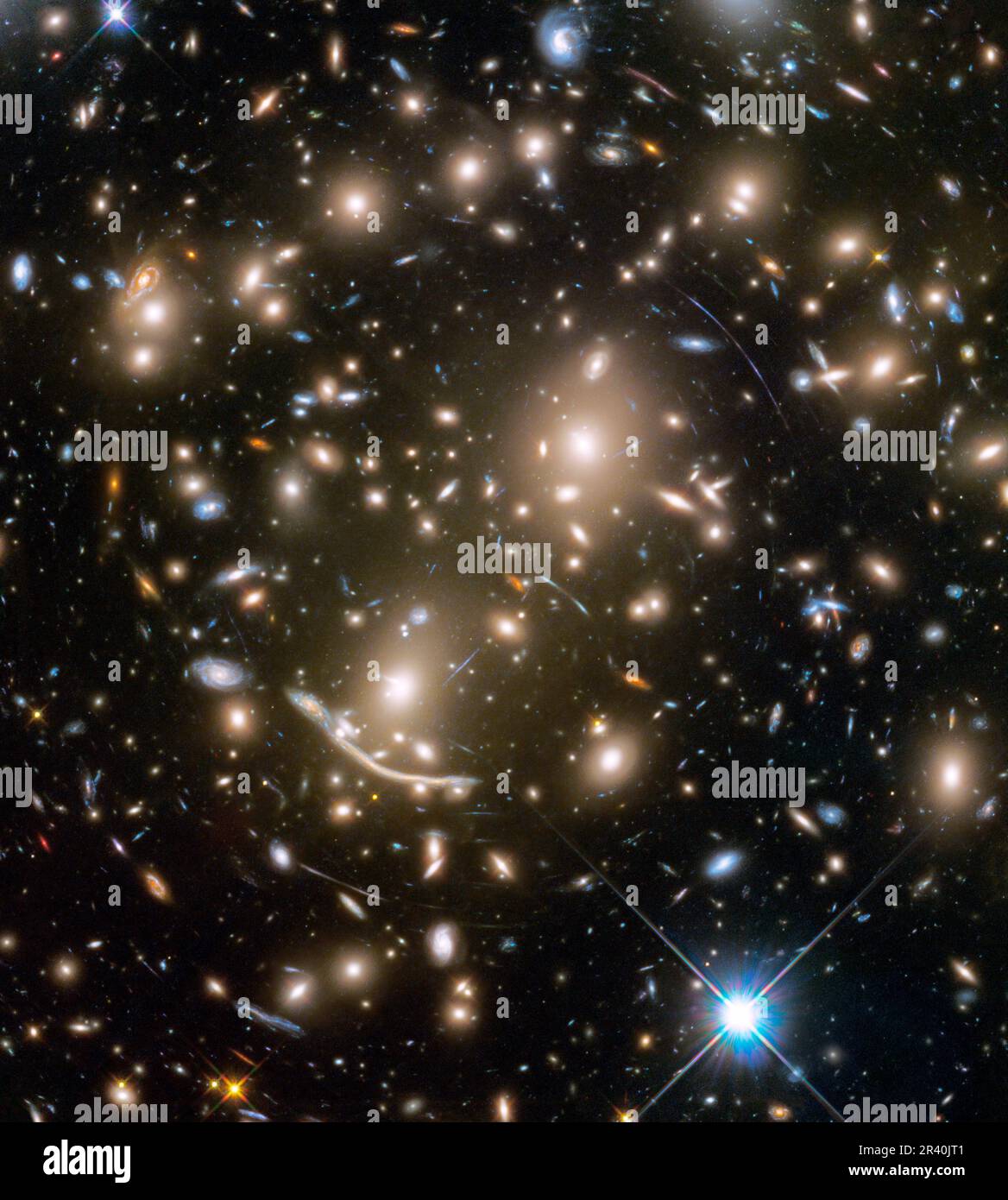 El cúmulo de galaxias Abell 370 contiene un vasto surtido de varios cientos de galaxias. Foto de stock
