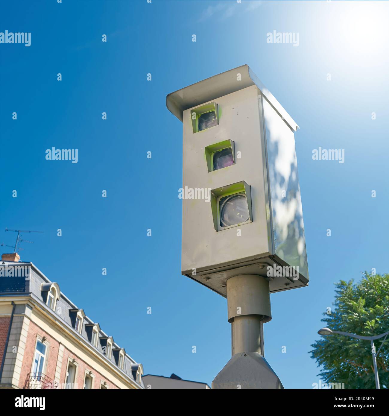 Control de velocidad por una cámara de control de velocidad radar en el centro de la ciudad de Colmar en Francia Foto de stock