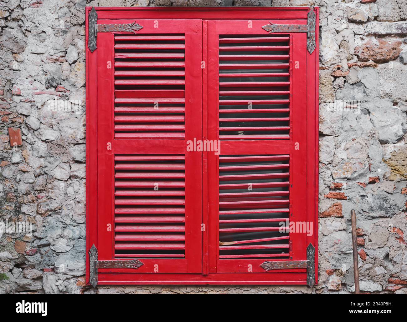 Contraventanas de seguridad exterior en una vieja casa de madera Fotografía  de stock - Alamy