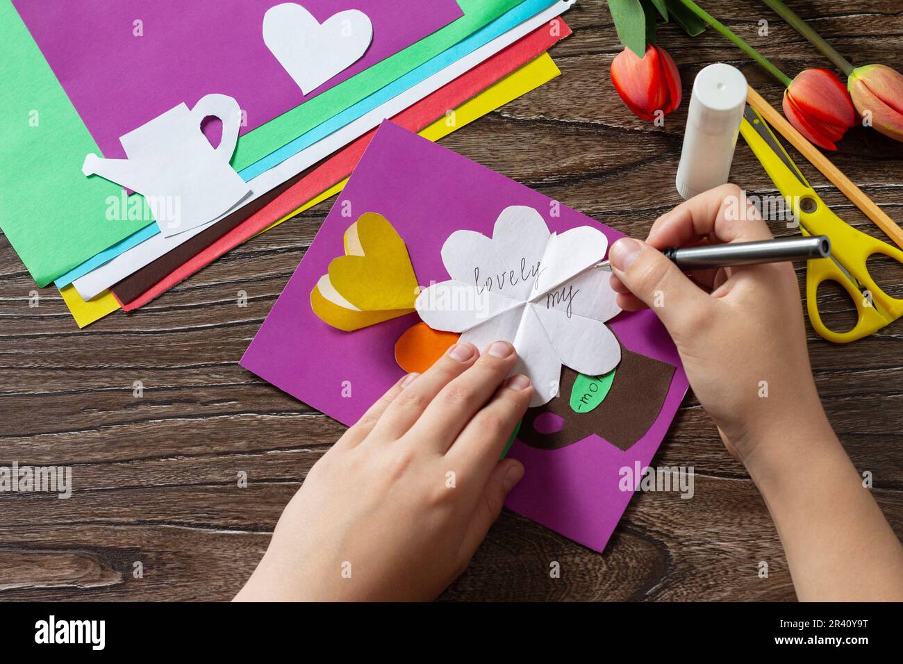 Regalo Para Los Niños Por Cumpleaños O Día De La Madre. Cómo Hacer Flor De  Papel Para Tarjeta De Saludo. Proyecto De Arte Creativo Foto de archivo -  Imagen de habilidad, vacaciones