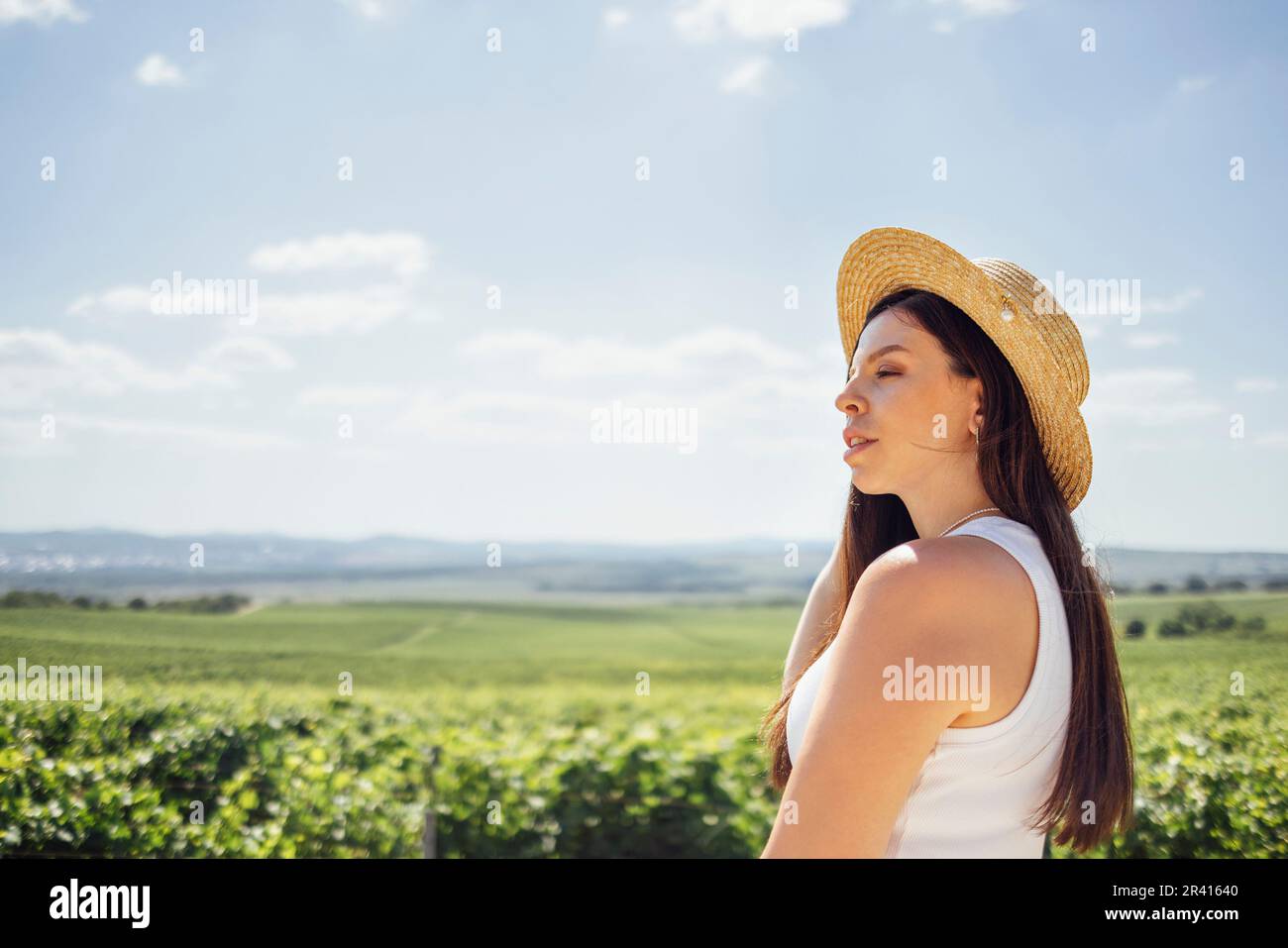 Amigas blancas en ropa casual y sombreros de paja miran el paisaje  Fotografía de stock - Alamy