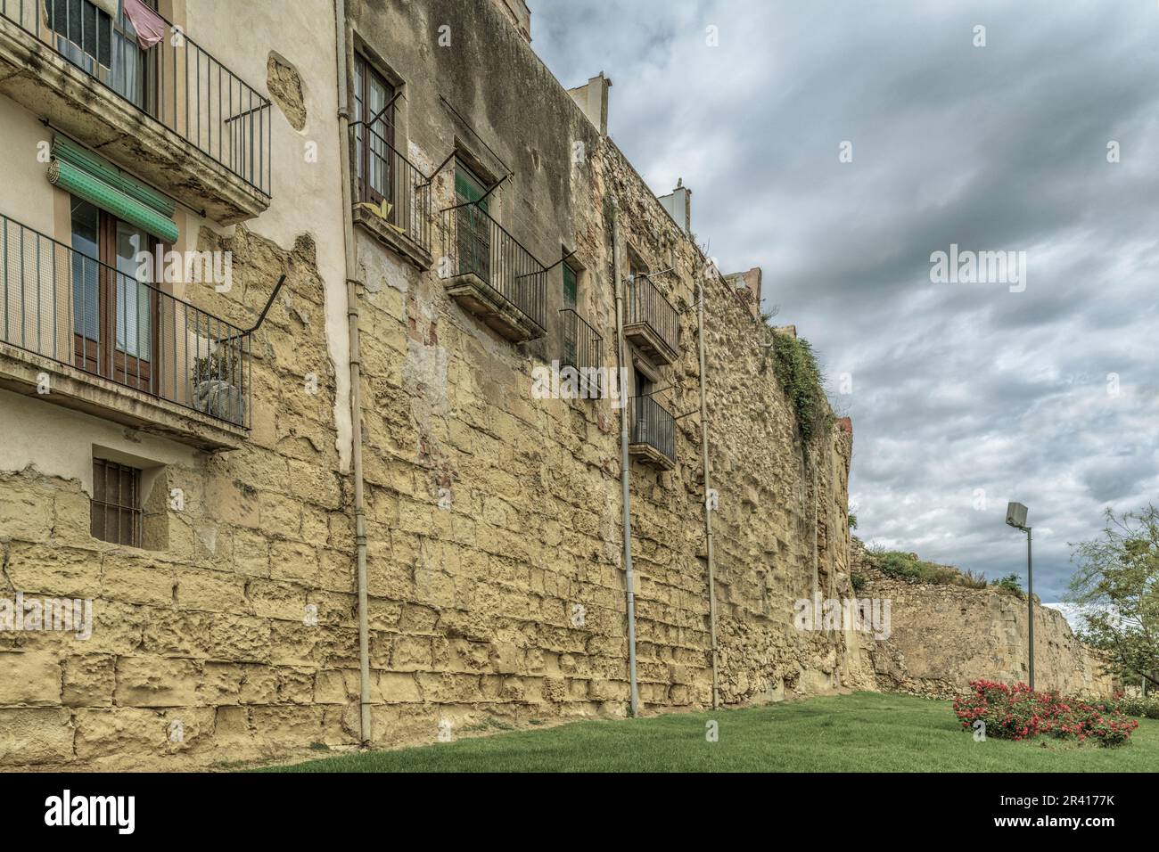 ventanas y balcones en las casas de la muralla del portal de San