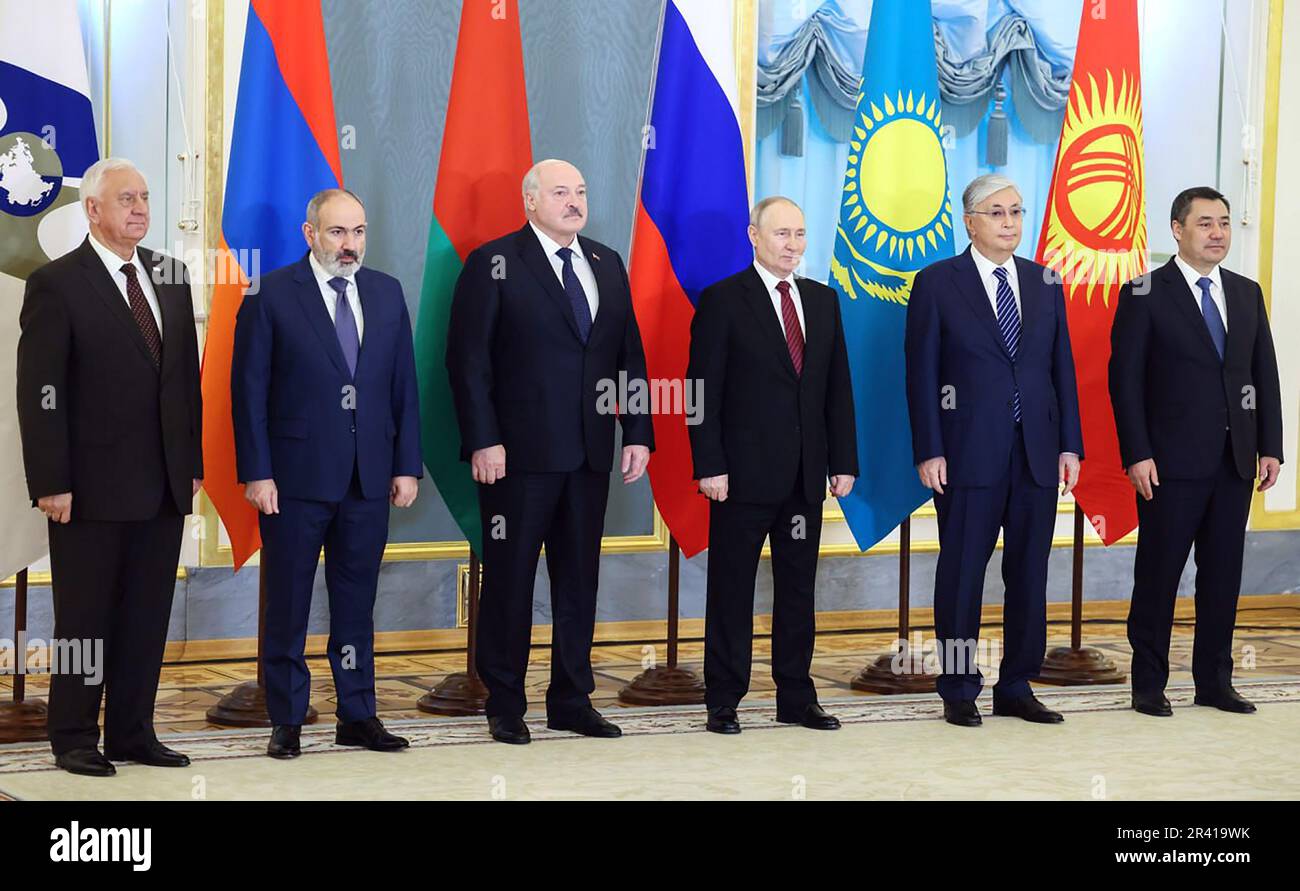 L-R: El presidente de la Junta de la Comisión Económica Euroasiática Mikhail Myasnikovich, el presidente armenio Nikol Pashinyan, el presidente bielorruso Alexander Lukashenko, el presidente ruso Vladimir Putin, el presidente kazajo Kassym-Jomart Tokayev, el presidente kirguís Sadyr Japarov posan para una foto de grupo durante el Consejo Económico Supremo Eurasiático en el Gran Palacio del Kremlin el jueves. 25 de mayo de 2023 en Moscú, Rusia. Los líderes de Rusia, Bielorrusia, Kazajstán, Kirguistán y Armenia se reunieron en Moscú para los eventos, organizados por la Unión Económica Euroasiática (EAEU). Foto de KREMLIN POOL/ UPI. Foto de stock