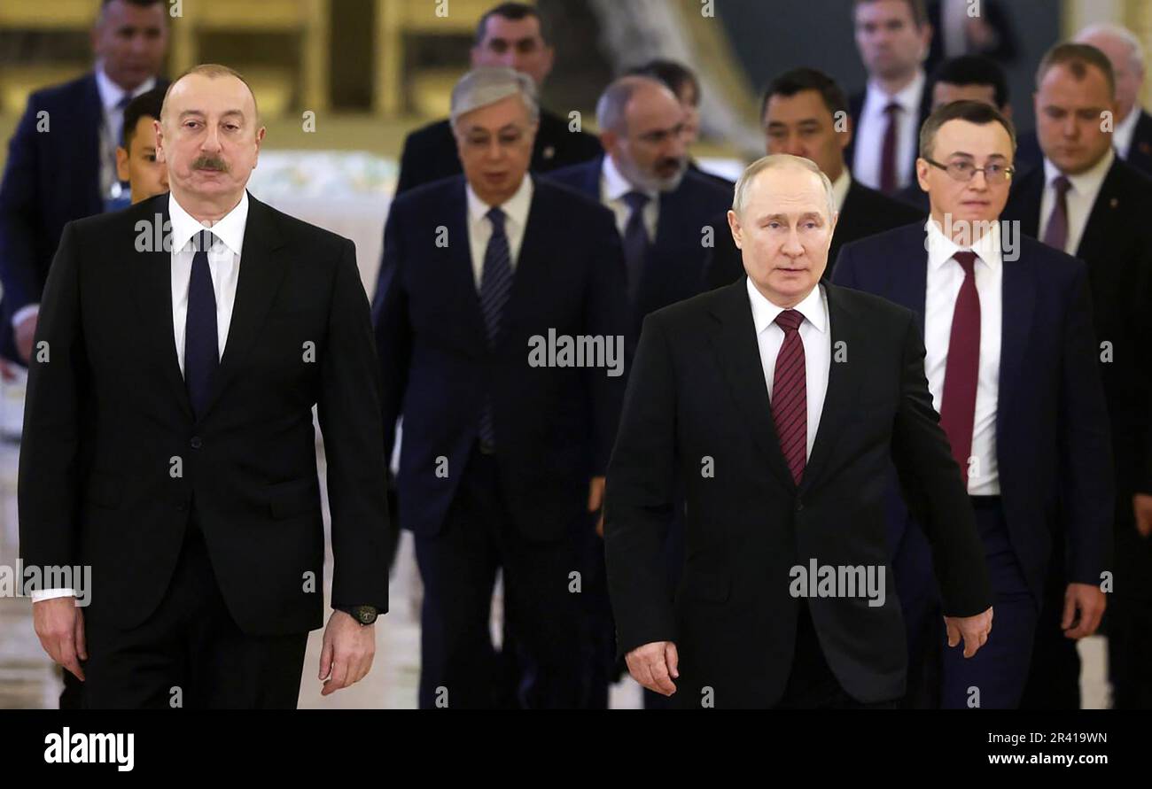 El presidente ruso Vladimir Putin (der.), el presidente azerí Ilham Aliyev (izq.), el presidente kazajo Kassym-Jomart Tokayev (2L), el presidente armenio Nikol Pashinyan (2L), el presidente kirguís Sadyr Japarov (4L) entran en la sala durante el Consejo Económico Supremo de Eurasia en el Gran Palacio del Kremlin el jueves. 25 de mayo de 2023 en Moscú, Rusia. Los líderes de Rusia, Bielorrusia, Kazajstán, Kirguistán y Armenia se reunieron en Moscú para los eventos, organizados por la Unión Económica Euroasiática (EAEU). Foto de KREMLIN POOL/ Crédito: UPI/Alamy Live News Foto de stock