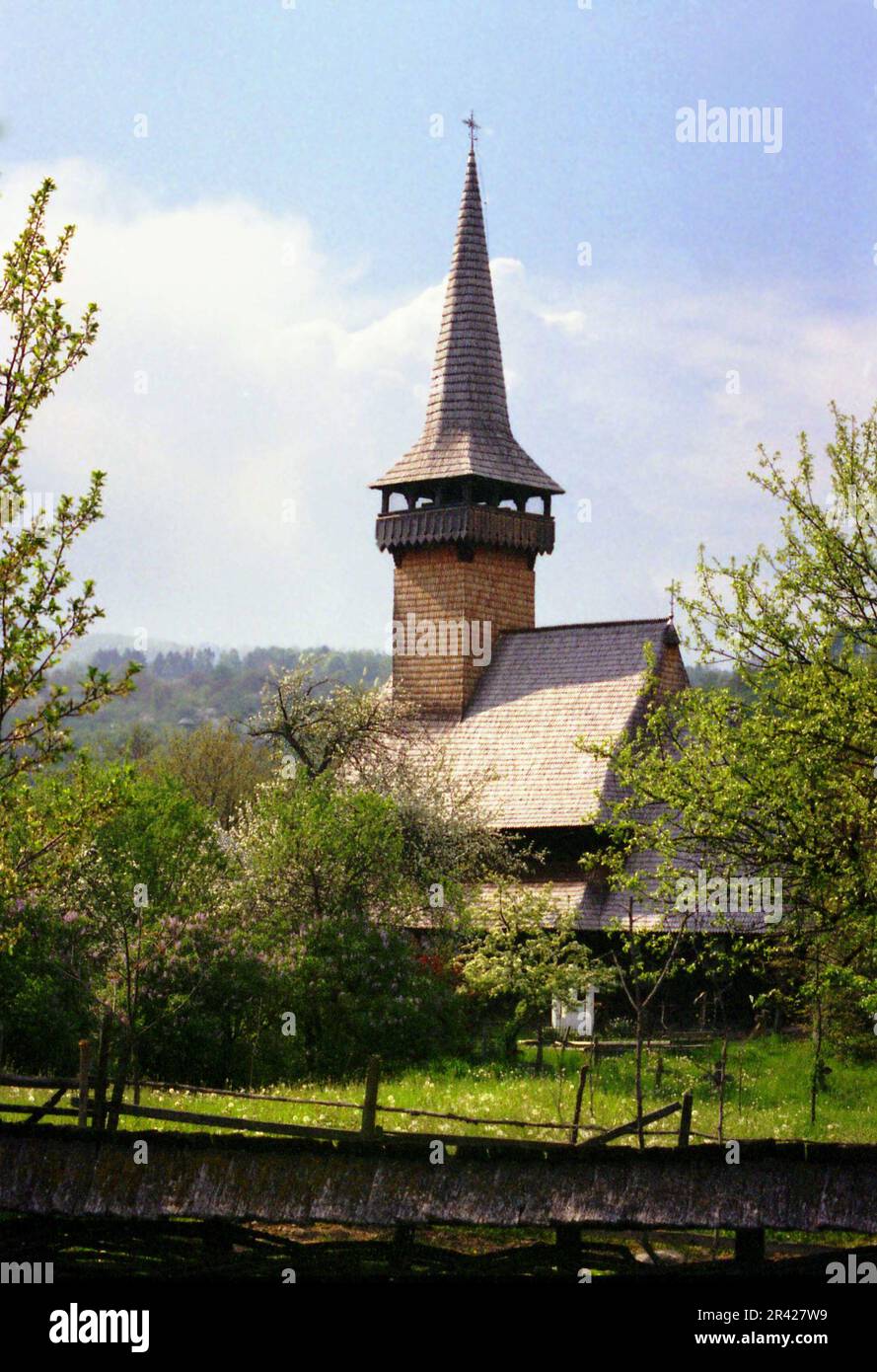 Desești, Condado de Maramures, Rumania, 2001. Vista exterior de la iglesia ortodoxa cristiana de madera, un monumento histórico del siglo XVIII. Foto de stock