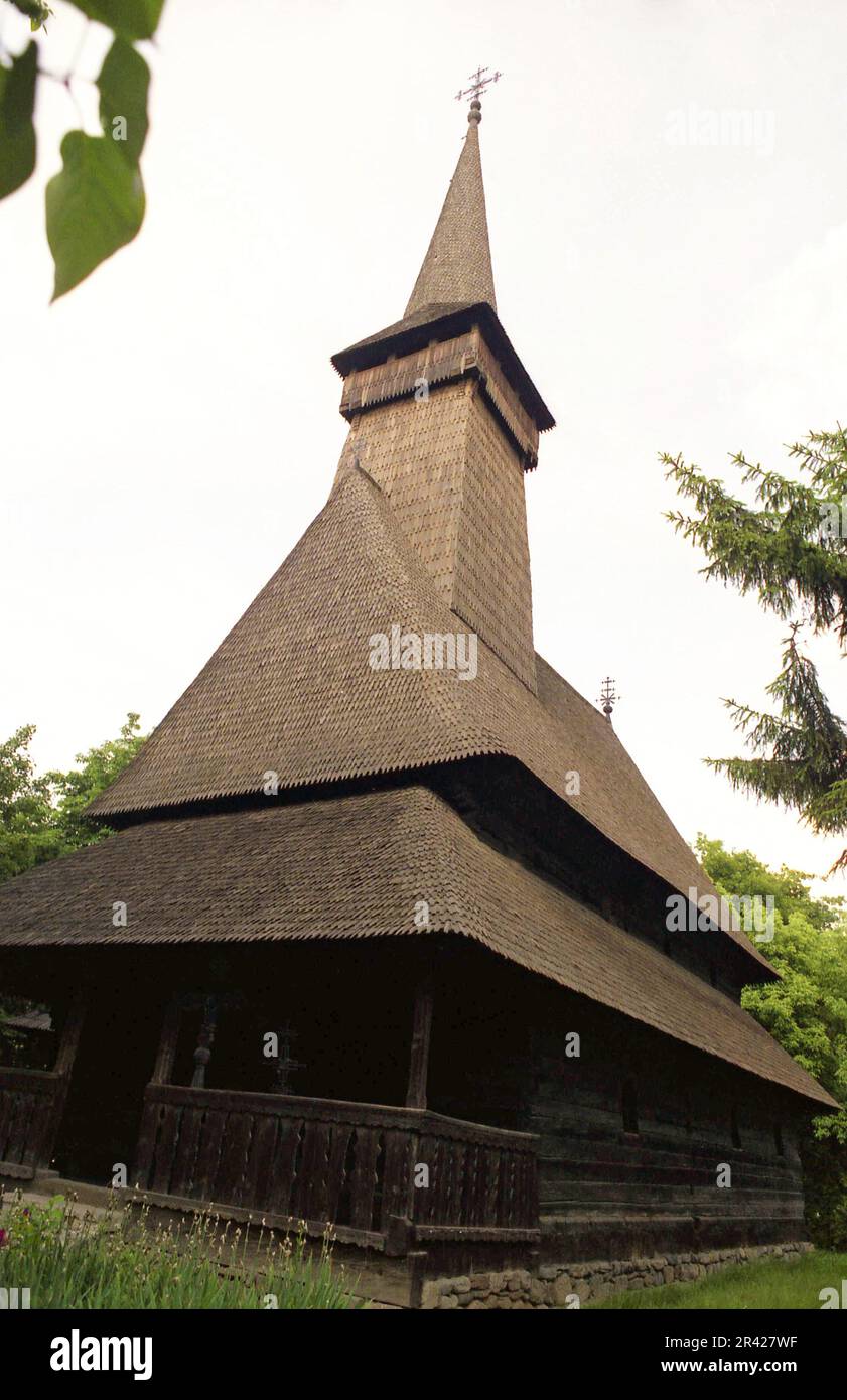 Desești, Condado de Maramures, Rumania, 2001. Vista exterior de la iglesia ortodoxa cristiana de madera, un monumento histórico del siglo XVIII. Foto de stock