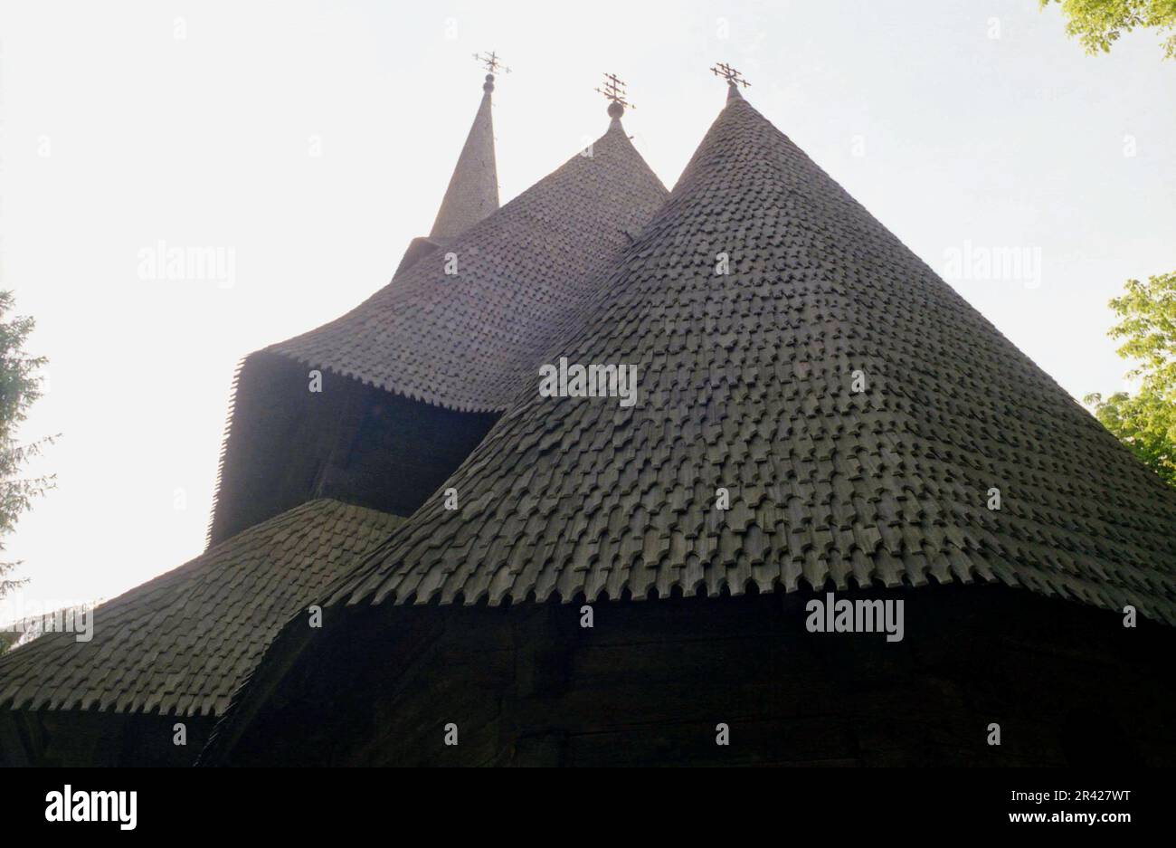 Desești, Condado de Maramures, Rumania, 2001. Vista exterior de la iglesia ortodoxa cristiana de madera, un monumento histórico del siglo XVIII. Vista del techo de madera tradicional. Foto de stock