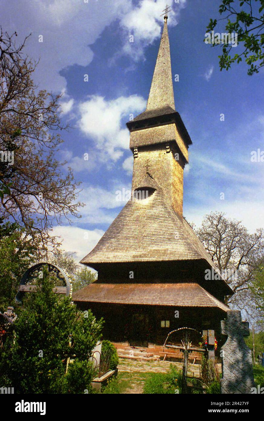 Desești, Condado de Maramures, Rumania, 2001. Vista exterior de la iglesia ortodoxa cristiana de madera, un monumento histórico del siglo XVIII. Foto de stock