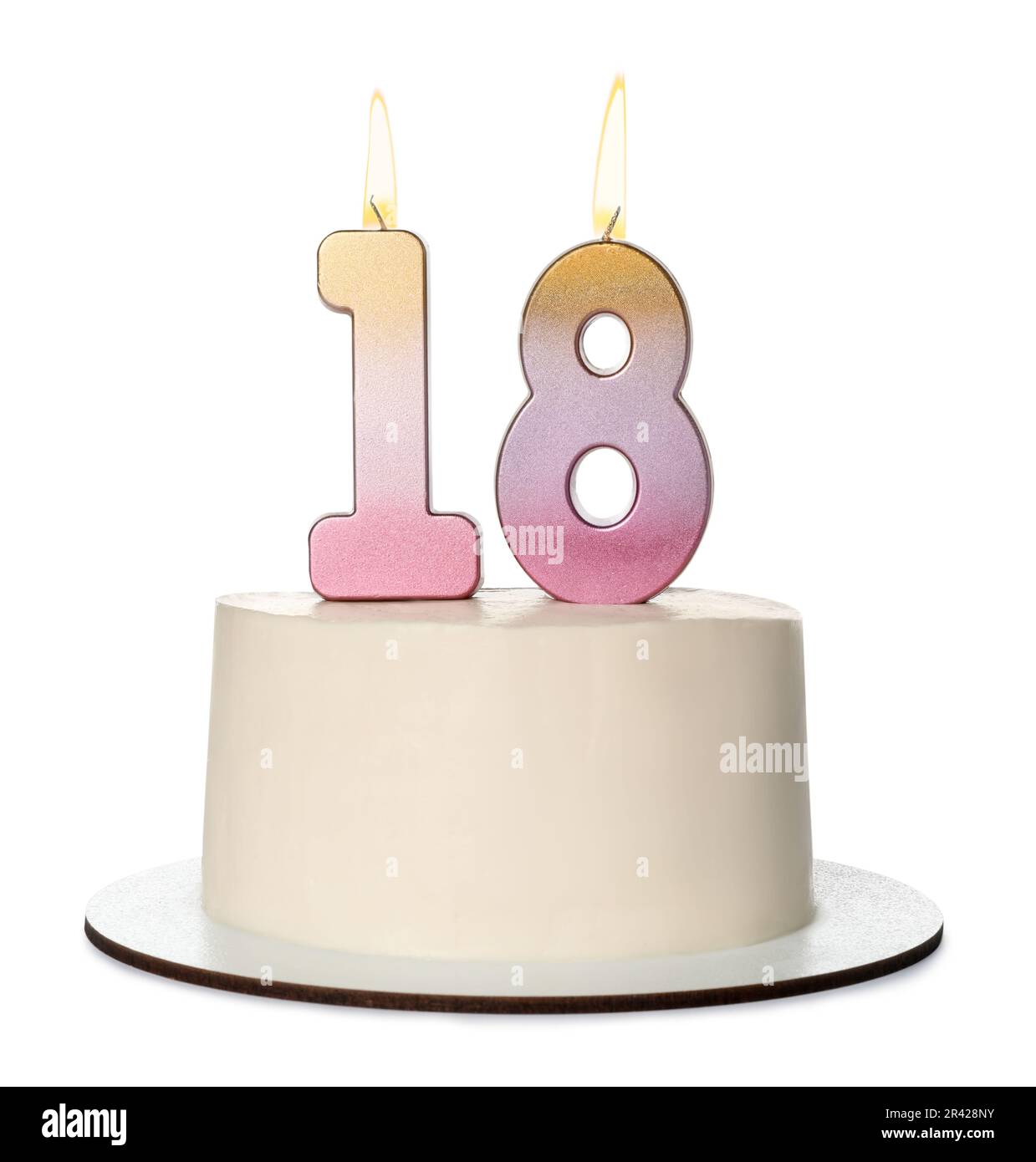 18th cumpleaños. Delicioso pastel con velas en forma de número para la  fiesta de la edad de venir aislado en blanco Fotografía de stock - Alamy