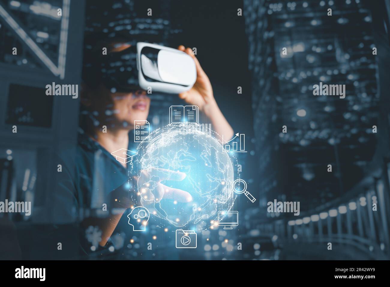 Mujer que lleva gafas VR y que accede al concepto de red de almacenamiento de Internet de la tecnología de computación en la nube y a una gran base de datos de datos grandes a través de la tecnología de Internet Foto de stock