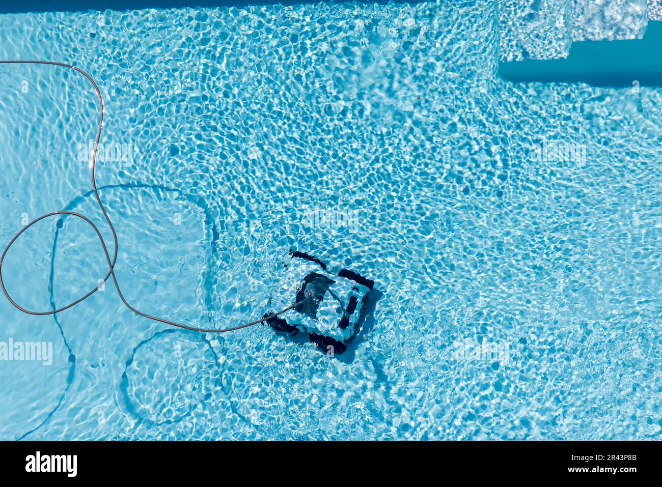 Robot de limpieza en una piscina, Stuttgart, Baden-Wuerttemberg, Alemania Foto de stock
