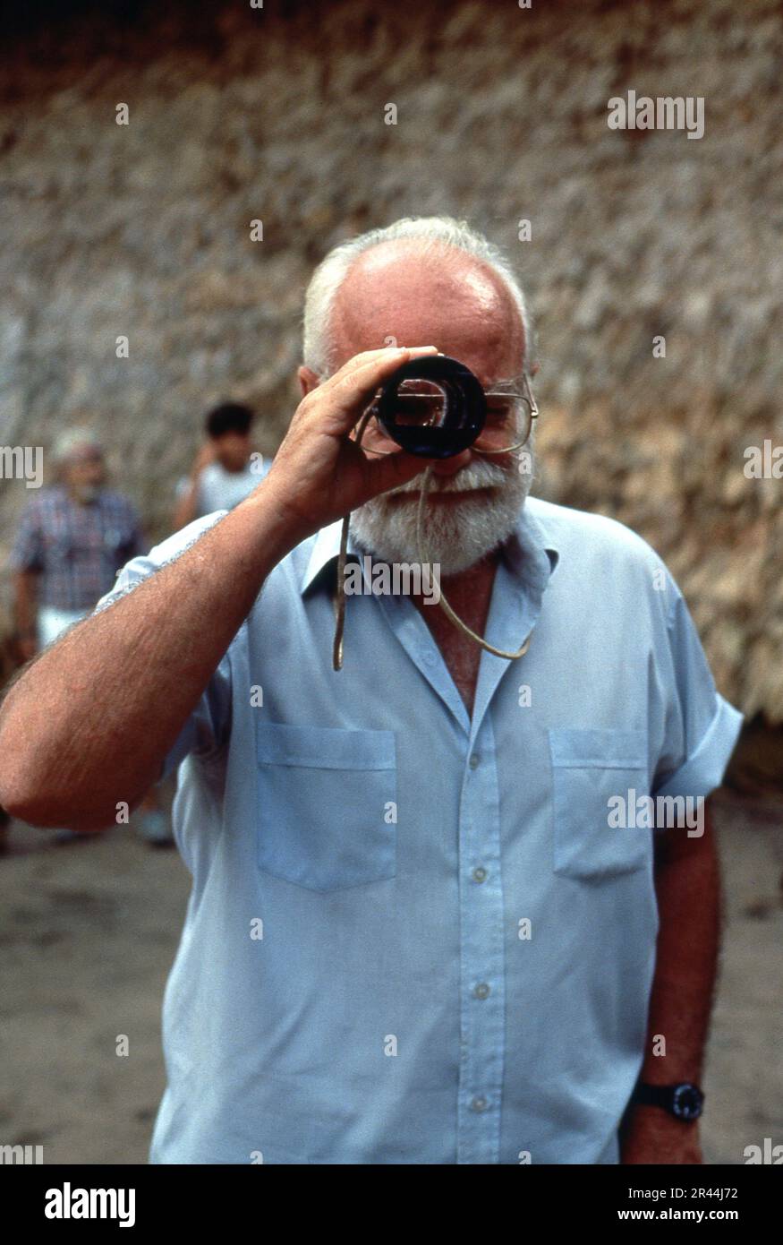 El productor SAUL ZAENTZ en la locación del set fue candid durante la filmación de AT PLAY IN THE FIELDS OF THE LORD 1991 DIRECTOR HÉCTOR BABENCO novela Peter Matthiessen guion Jean-Claude Carriere y Héctor Babenco música Zbigniew Preisner EE.UU. - Brasil coproducción The Saul Zaentz Company / Universal Pictures (US) - Distribuidores de películas de entretenimiento (España) Foto de stock