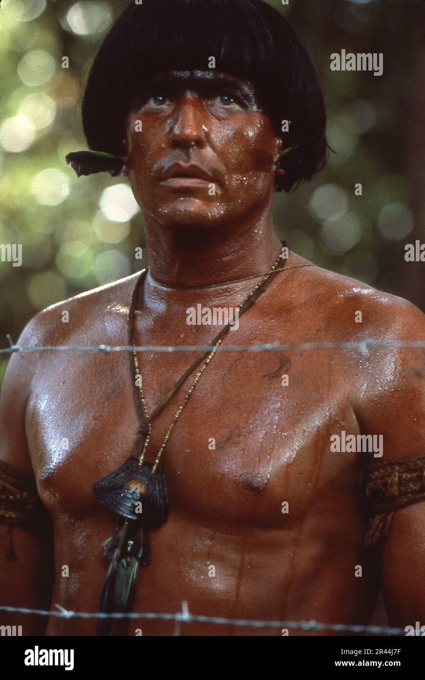 TOM BERENGER en EL JUEGO en LOS CAMPOS DEL Señor 1991 director HÉCTOR Babeno novela Peter Matthiessen guion Jean-Claude Carriere y Héctor Babenco música Zbigniew Preisner EE.UU. - Brasil coproducción The Saul Zaentz Company / Universal Pictures (EE.UU.) - Distribuidores de cine de entretenimiento (Reino Unido) Foto de stock