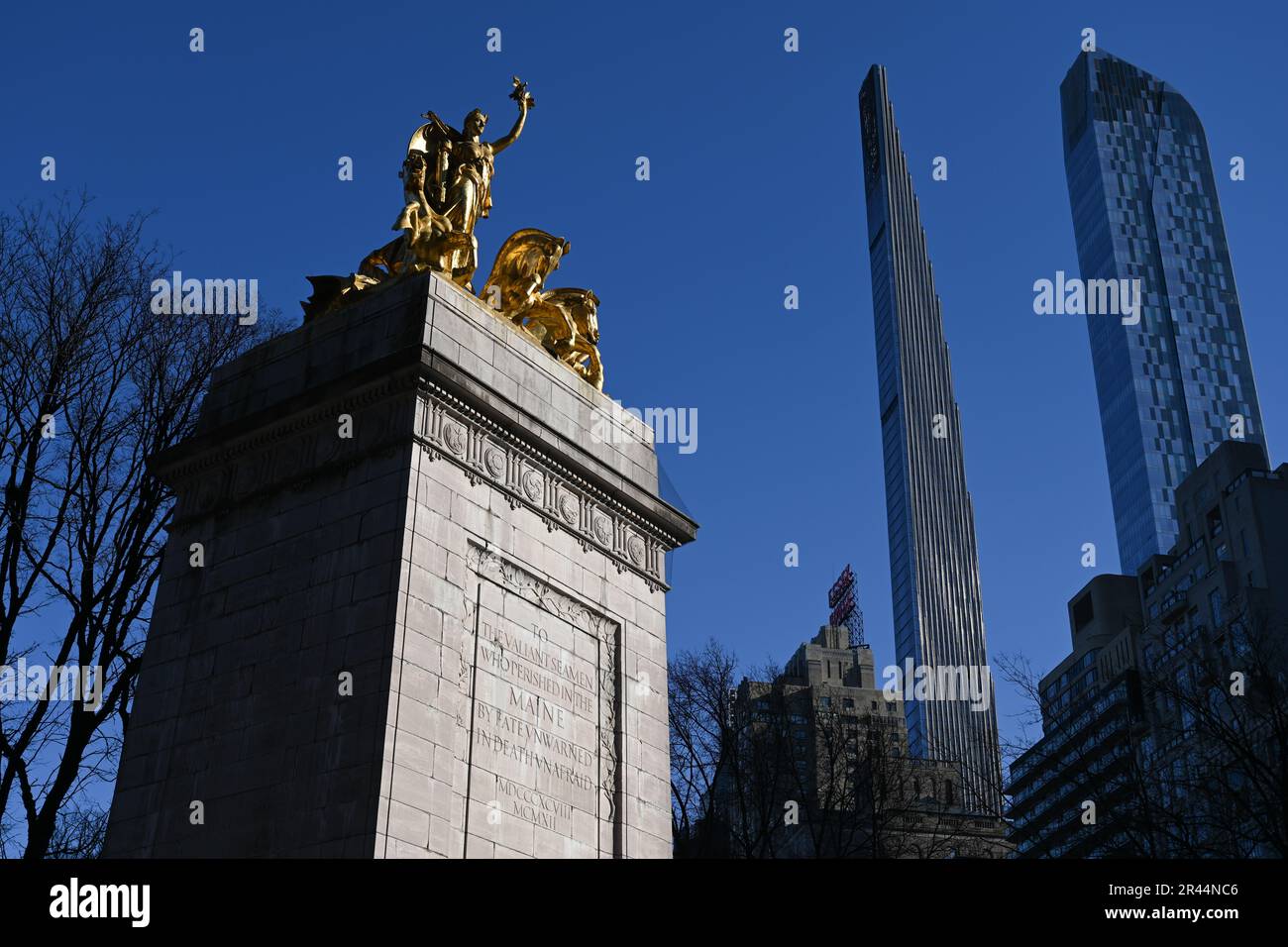 La Torre Steinway ubicada en 111 West 57th Street en Midtown Manhattan vista desde Columbus Circle. Foto de stock