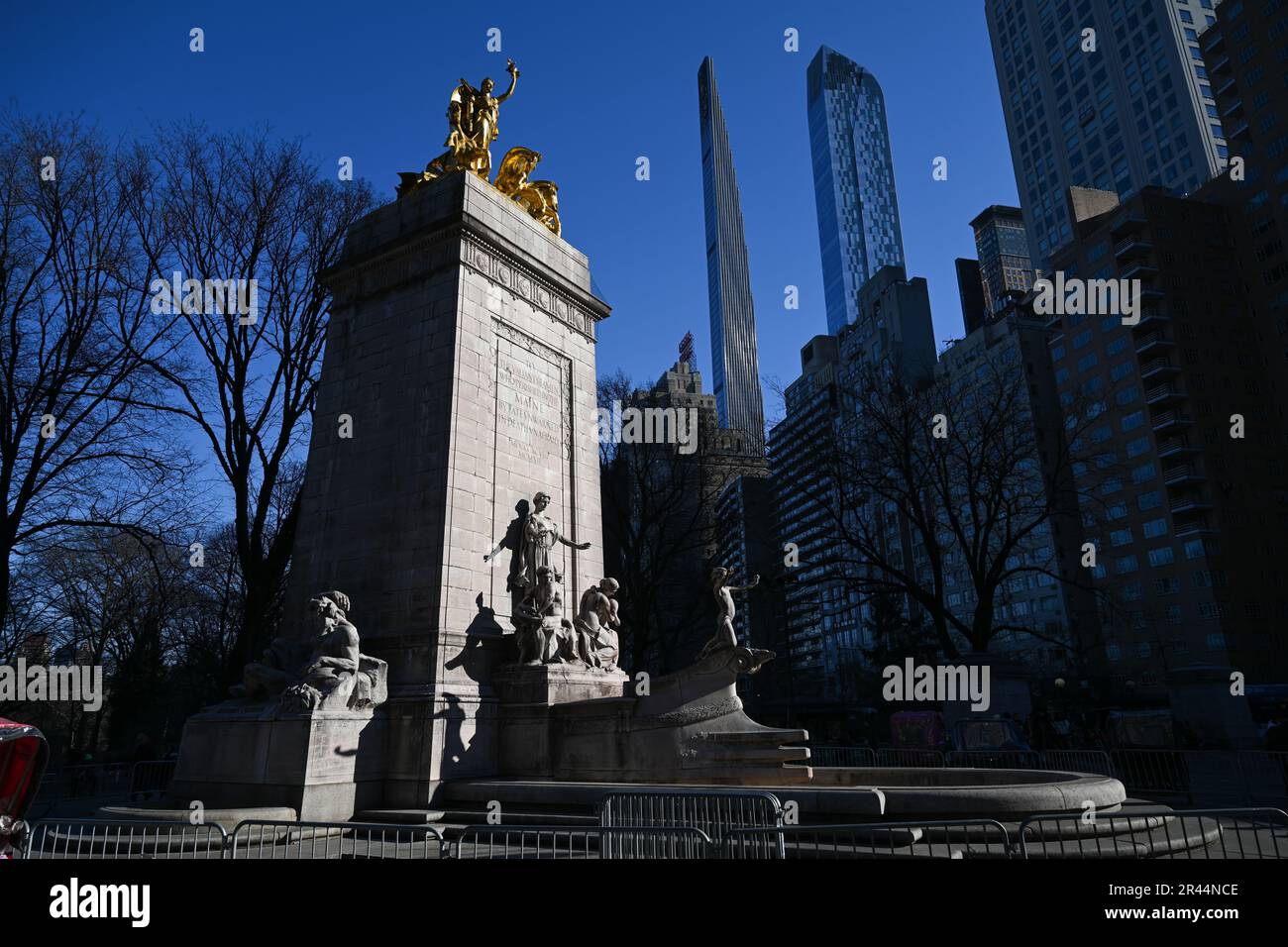 La Torre Steinway ubicada en 111 West 57th Street en Midtown Manhattan vista desde Columbus Circle. Foto de stock