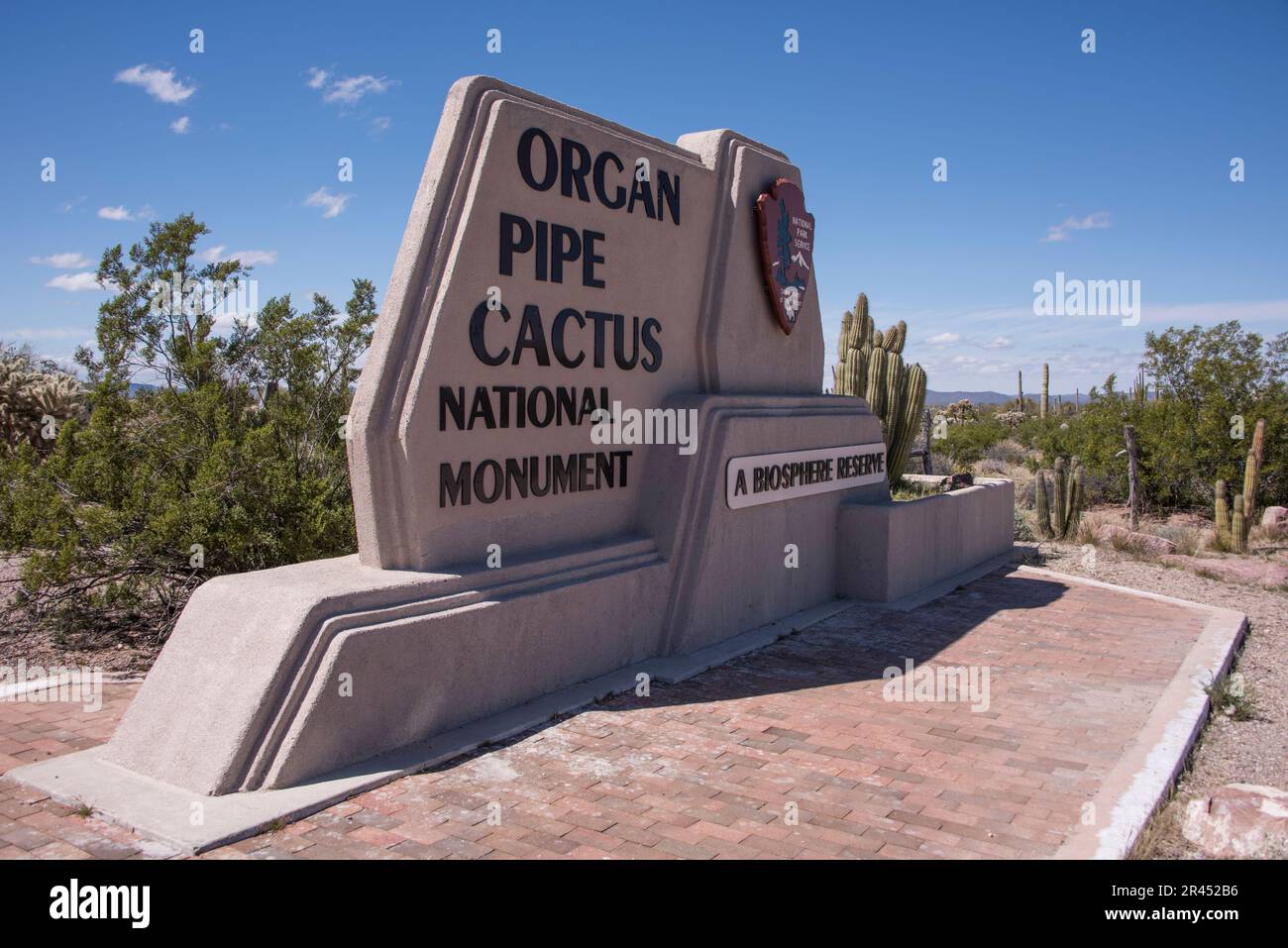 Señal de bienvenida de entrada al Monumento Nacional Organ Pipe Cactus, Una Reserva de la Biosfera, Ajo, Lukeville, Arizona, EE.UU Foto de stock