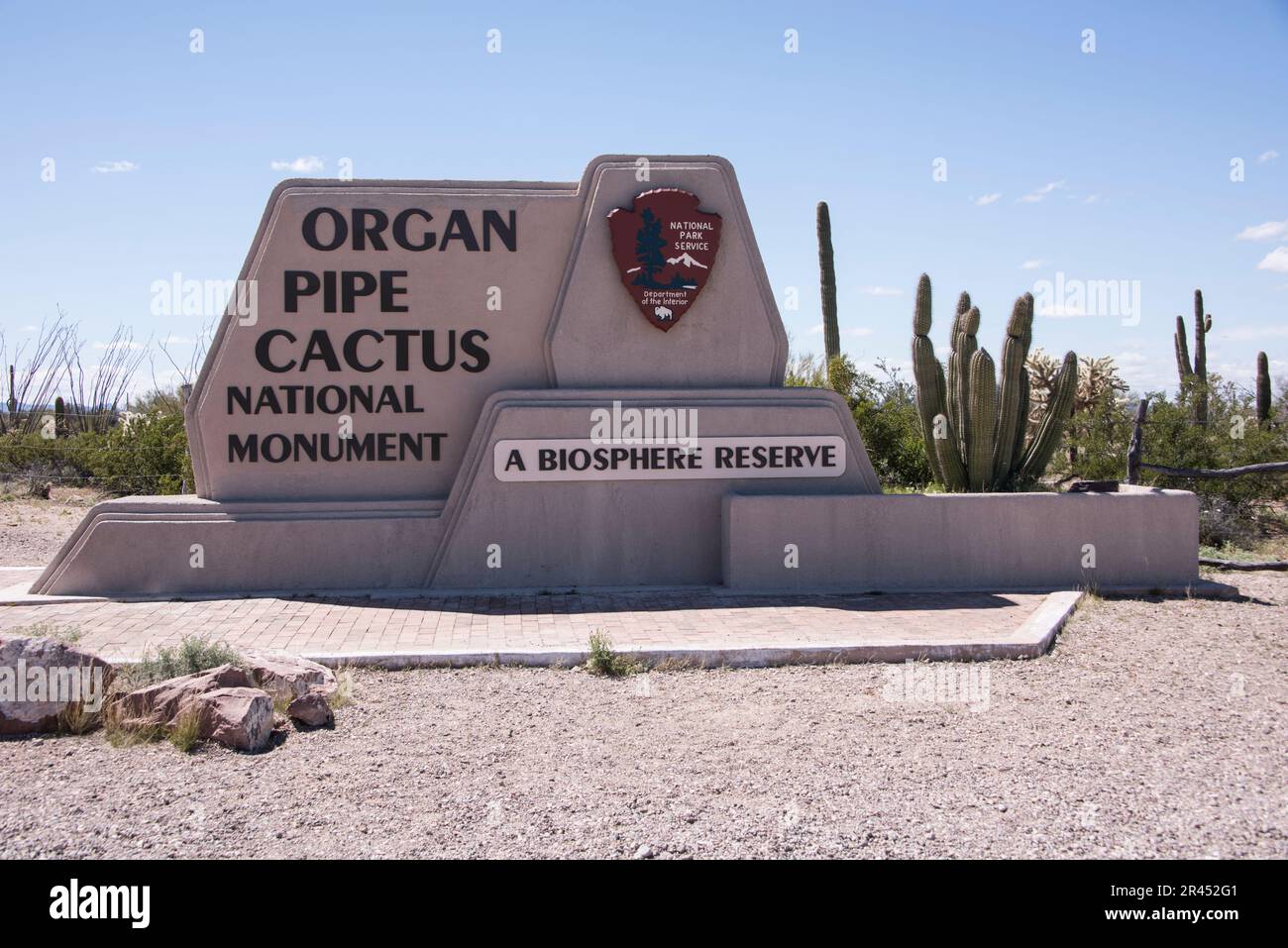 Señal de bienvenida de entrada al Monumento Nacional Organ Pipe Cactus, Una Reserva de la Biosfera, Ajo, Lukeville, Arizona, EE.UU Foto de stock