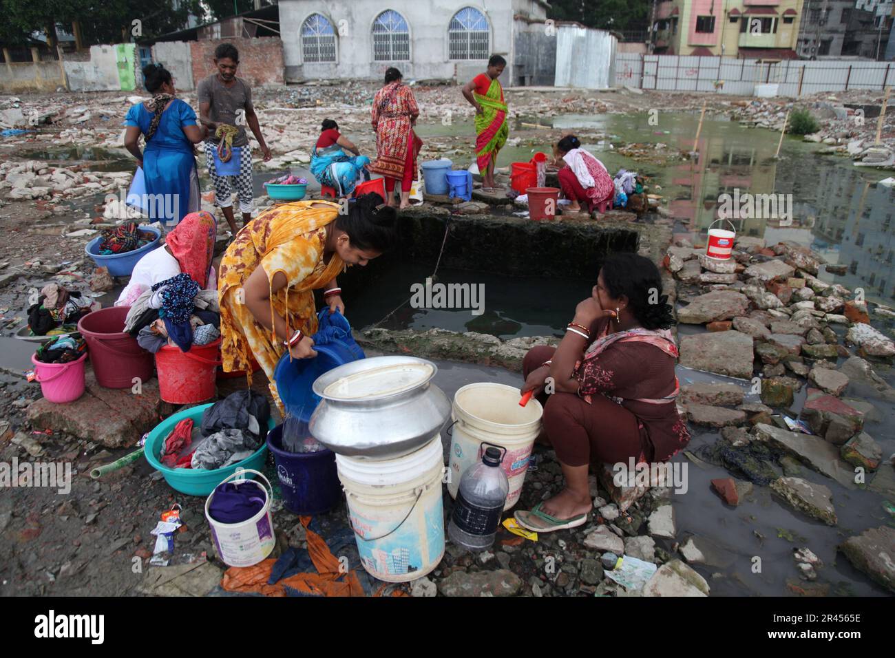 Escasez de agua dulce,24may2023 dhaka Bangladesh.Los residentes de Dhalpur y las áreas circundantes de la capital no son capaces de utilizar el agua para todos los domest Foto de stock