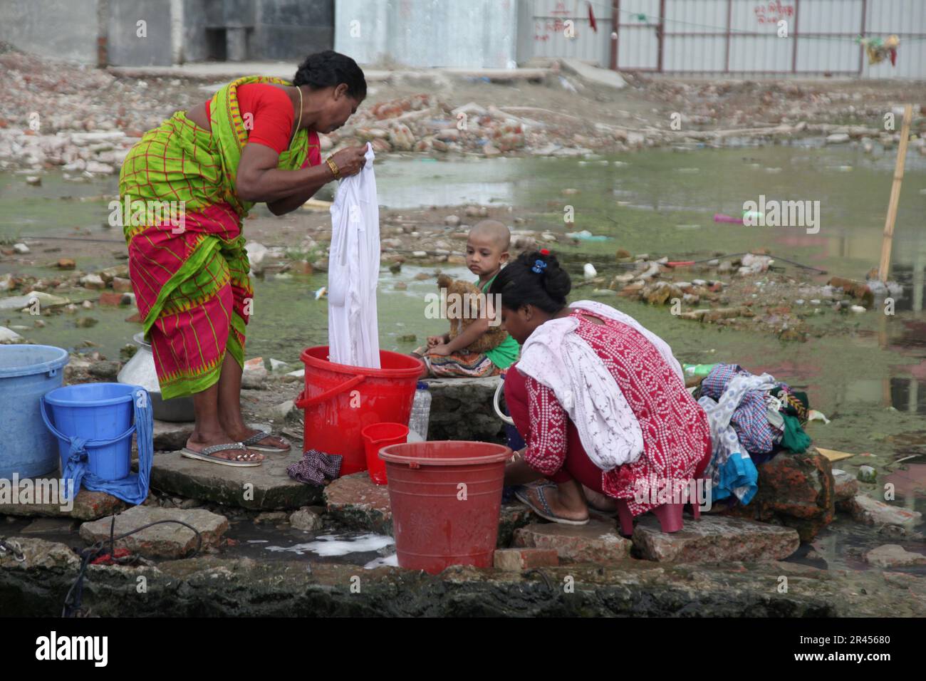 Escasez de agua dulce,24may2023 dhaka Bangladesh.Los residentes de Dhalpur y las áreas circundantes de la capital no son capaces de utilizar el agua para todos los domest Foto de stock