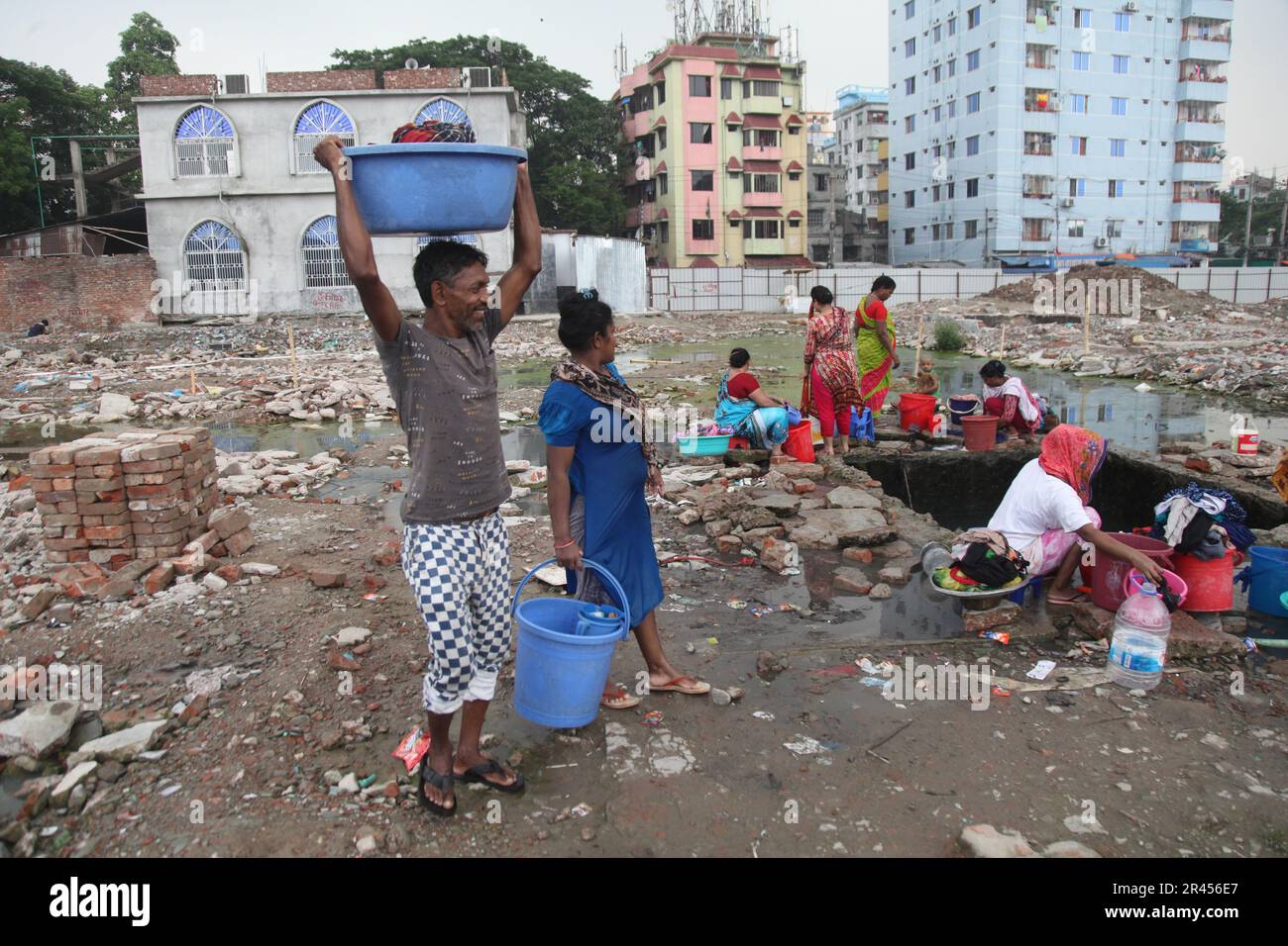 Escasez de agua dulce,24may2023 dhaka Bangladesh.Los residentes de Dhalpur y las áreas circundantes de la capital no son capaces de utilizar el agua para todos los domest Foto de stock