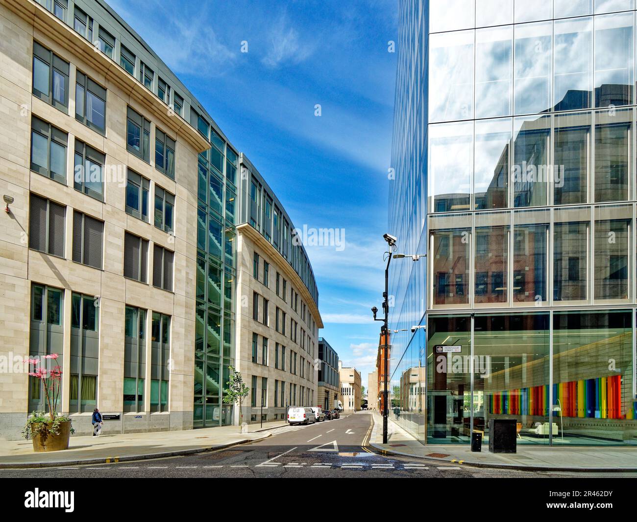 London Little Britain y Montague Street con el Hospital St Bartholomews a la izquierda Foto de stock