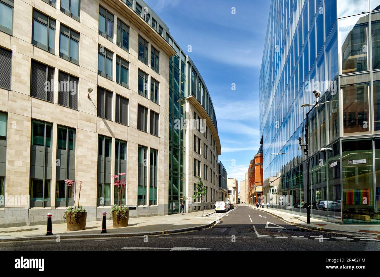 Londres Little Britain y Montague Street con el Hospital St Bartholomews a la izquierda Foto de stock