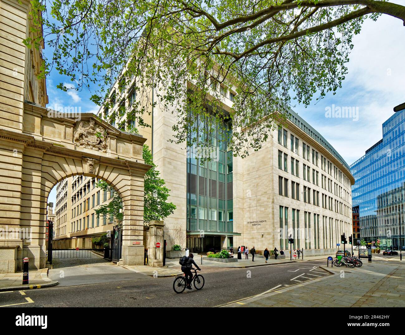 Edificio del hospital St Bartholomews de Londres Little Britain en primavera Foto de stock