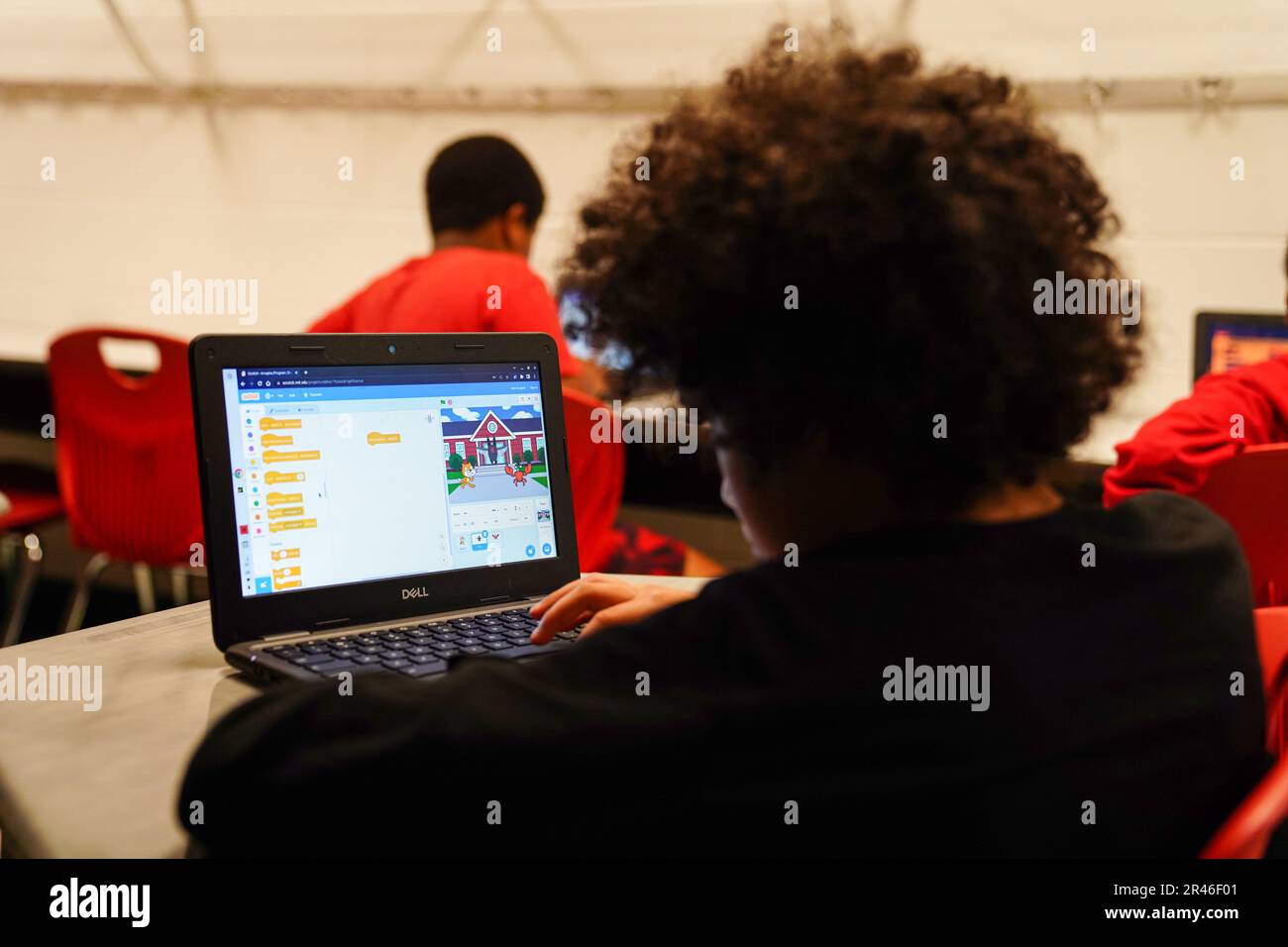 Un estudiante de Back Bay Elementary crea bloques de algoritmos básicos