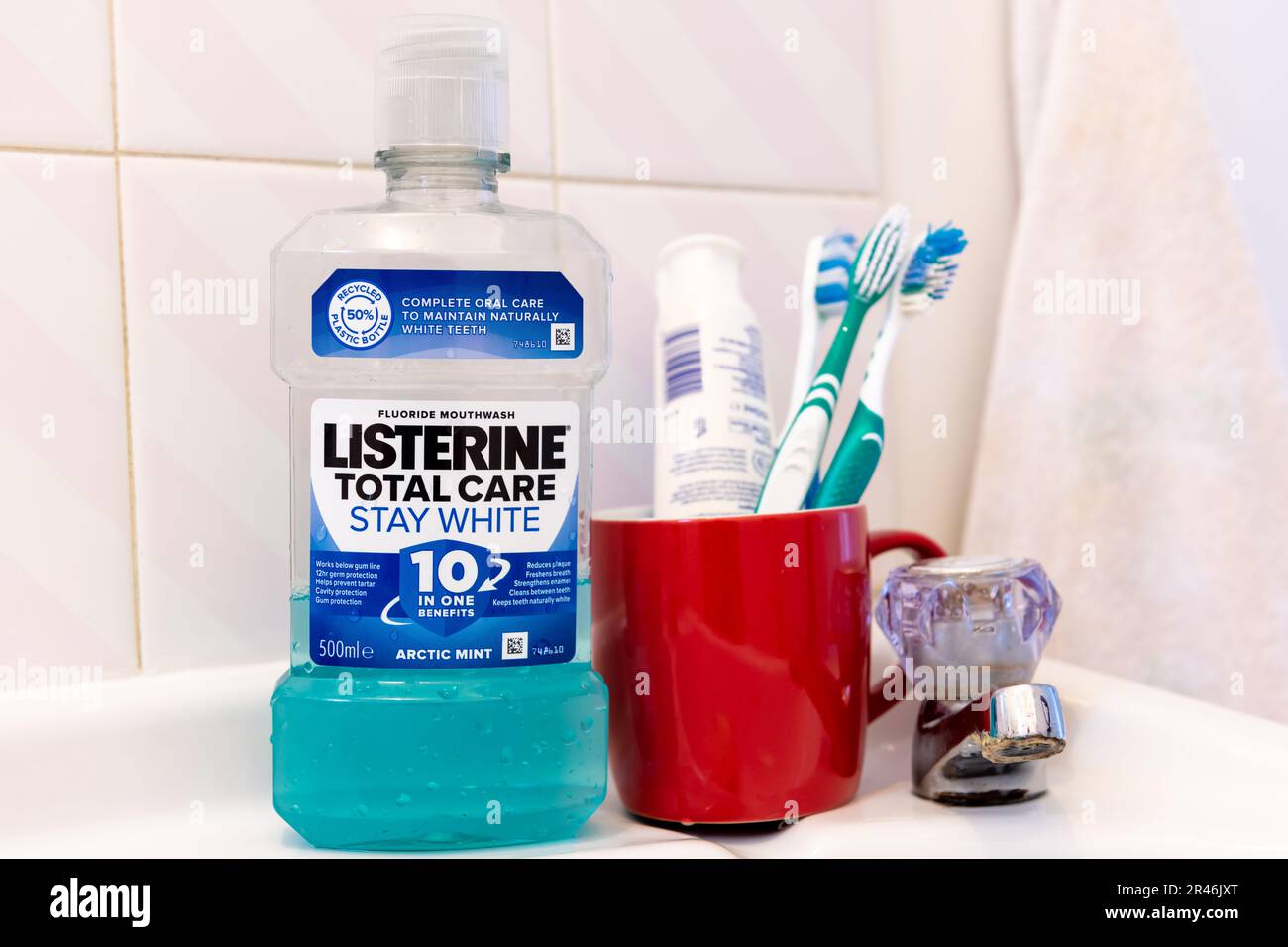 Listerine es un enjuague bucal antiséptico marca de producto. Se promueve  con el lema "Mata los gérmenes que causan el mal aliento Fotografía de  stock - Alamy