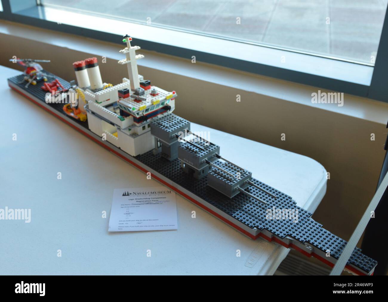Los modelos de barcos LEGO de diferentes tamaños y complejidad se exhiben  durante el 12th evento anual Brick by Brick: LEGO Shipbuilding del Museo  Naval de Hampton Roads en el Decker Half