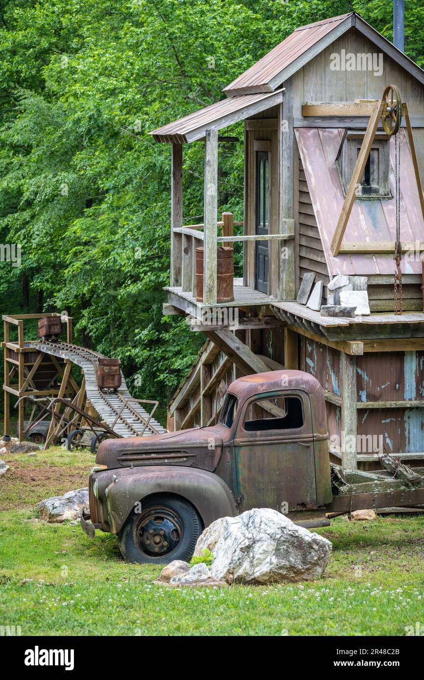 Camioneta vintage Ford y accesorios mineros en la entrada de SharpTop Cove,  un campamento de YoungLife en Jasper, Georgia. (EE.UU Fotografía de stock -  Alamy