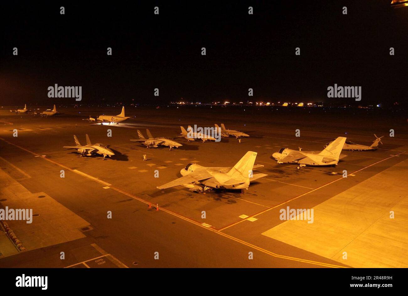 US Navy Carrier Air Wing Cinco aviones estacionados a bordo de la