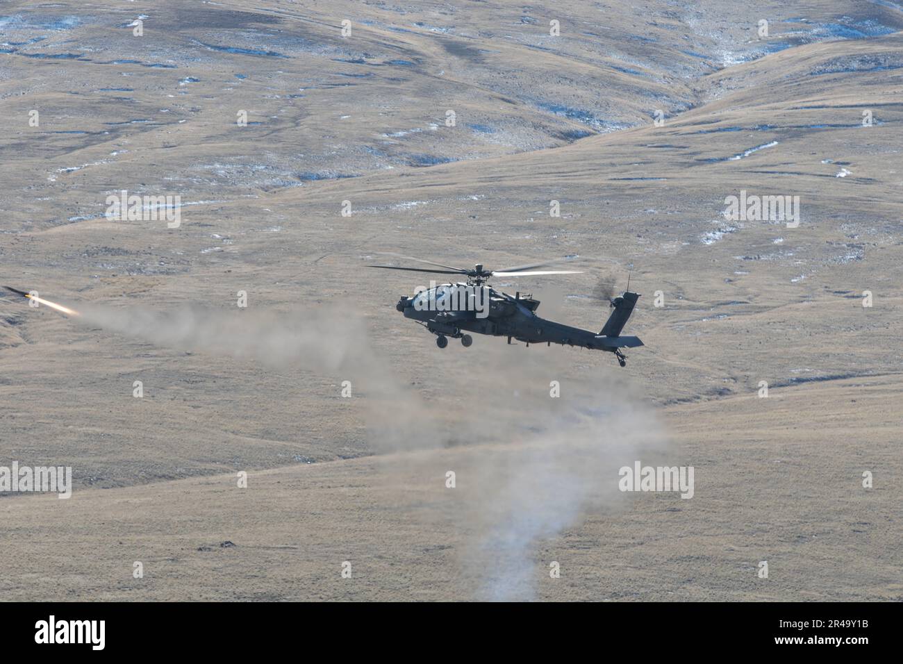 Soldados asignados al Batallón de Ataque 1-229, 16th Brigada de Aviación de Combate disparan un misil AGM-114 Hellfire desde su helicóptero AH-64E Apache en el Centro de Entrenamiento de Yakima, Washington el 24 de enero de 2023. EE.UU Foto del ejército por el capitán Kyle Abraham, 16th.ª Brigada de Aviación de Combate Foto de stock