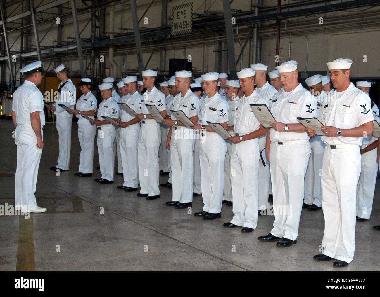 Los marineros de la Marina de LOS ESTADOS UNIDOS asignados al Escuadrón