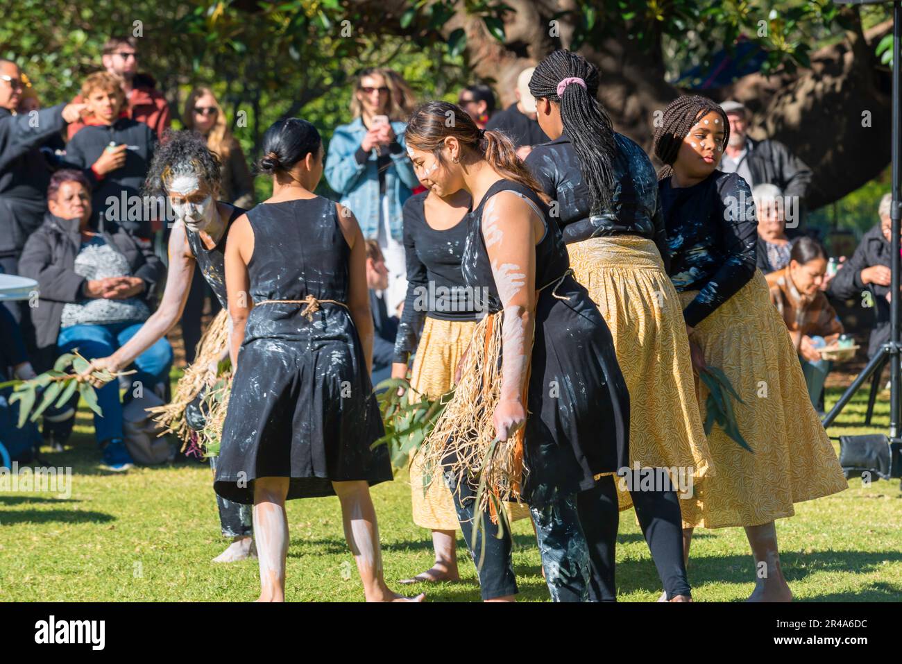 Sydney Australia 27 de mayo de 2023: Como parte de la Semana Nacional de la Reconciliación, se celebró hoy una reunión del Día de lo Sorry Day en el Recinto Tarpeiano en los Jardines Botánicos cerca de la Ópera de Sídney. La gente se reunió para recordar a las generaciones robadas (de los pueblos aborígenes) y crear sanación para los sobrevivientes. Patrocinado por la Corporación Aborígenes Coota Girls, el evento incluyó artesanías musicales y alimentos de arbustos. El Grupo de Baile de Mariposas Buuja Buuja actuó en la inauguración de la reunión. Crédito: Stephen Dwyer / Alamy Live News Foto de stock