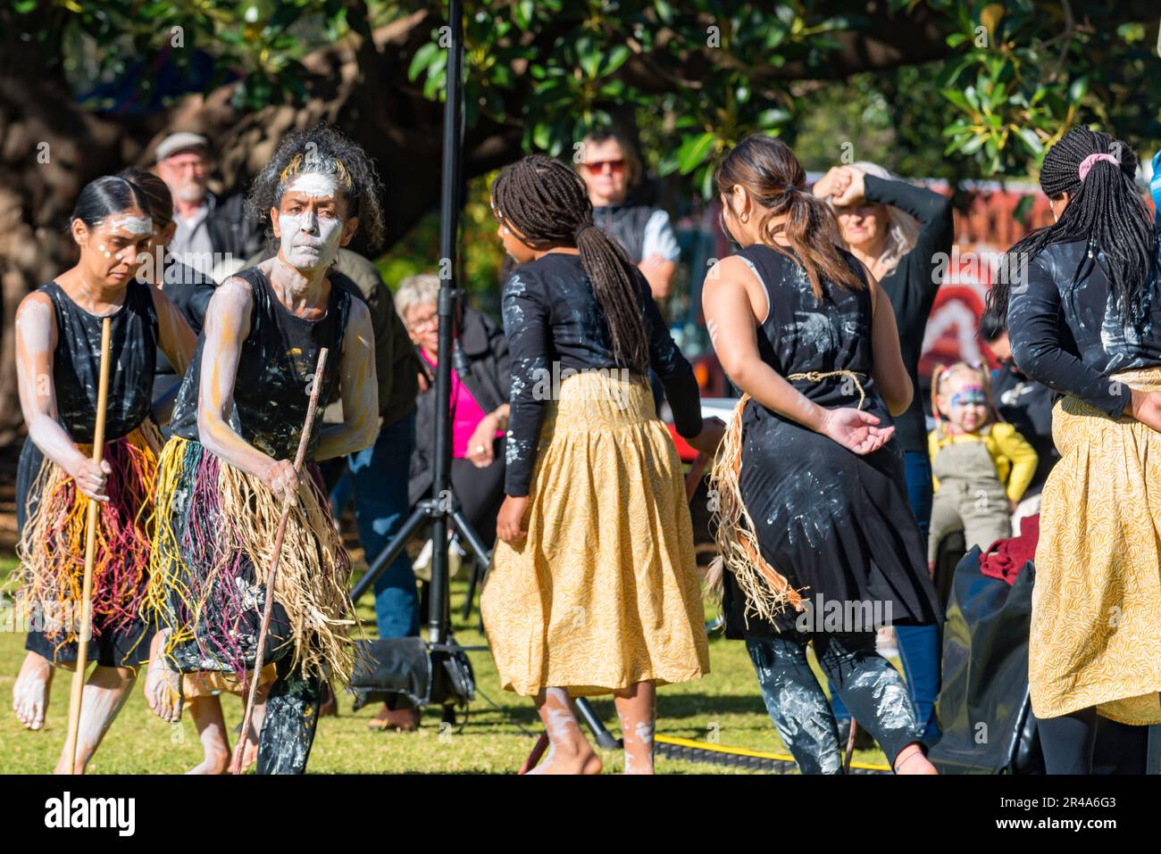 Sydney Australia 27 de mayo de 2023: Como parte de la Semana Nacional de la Reconciliación, se celebró hoy una reunión del Día de lo Sorry Day en el Recinto Tarpeiano en los Jardines Botánicos cerca de la Ópera de Sídney. La gente se reunió para recordar a las generaciones robadas (de los pueblos aborígenes) y crear sanación para los sobrevivientes. Patrocinado por la Corporación Aborígenes Coota Girls, el evento incluyó artesanías musicales y alimentos de arbustos. El Grupo de Baile de Mariposas Buuja Buuja actuó en la inauguración de la reunión. Crédito: Stephen Dwyer / Alamy Live News Foto de stock