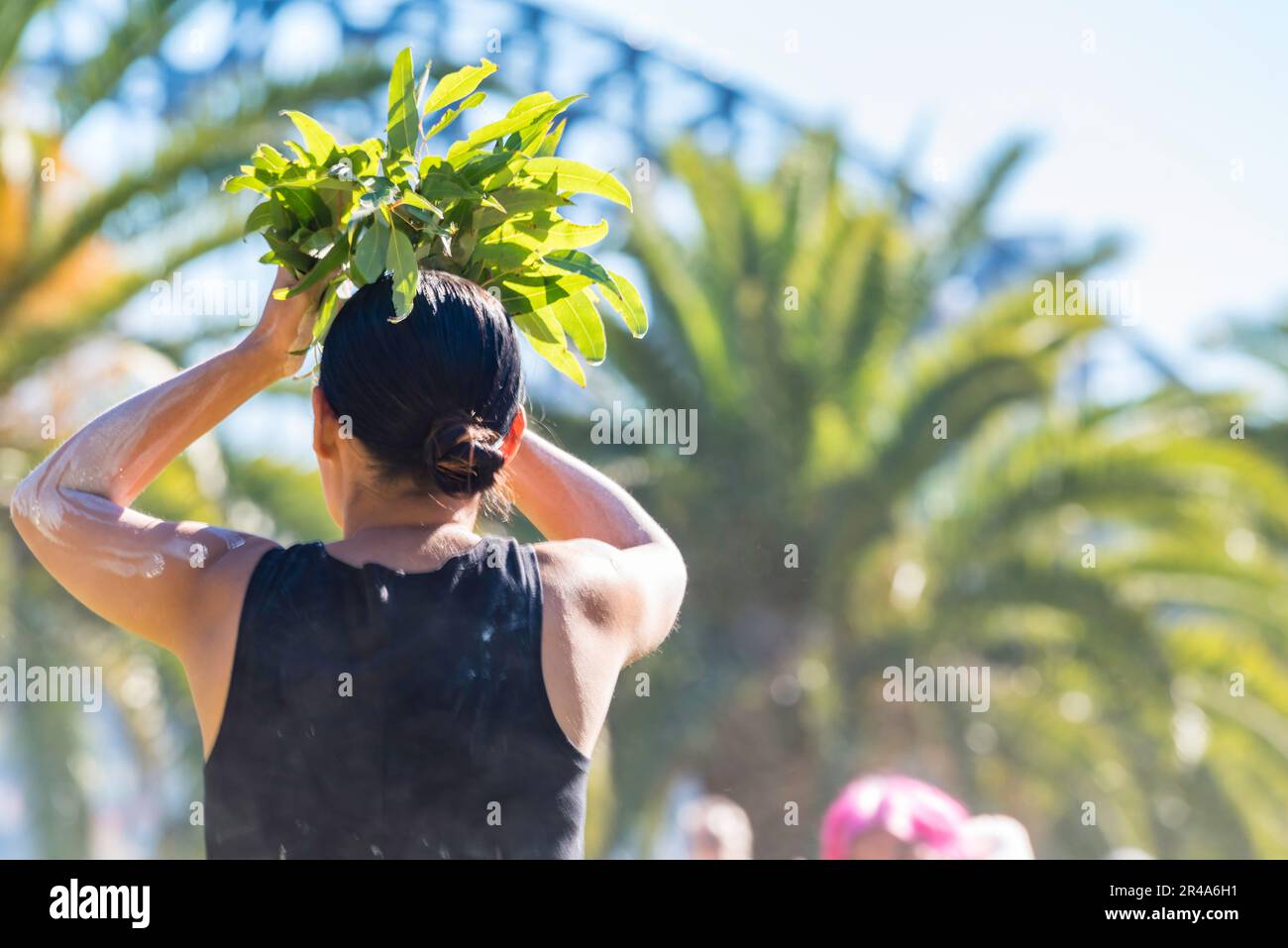 Sydney Australia 27 de mayo de 2023: Como parte de la Semana Nacional de la Reconciliación, se celebró hoy una reunión del Día de lo Sorry Day en el Recinto Tarpeiano en los Jardines Botánicos cerca de la Ópera de Sídney. La gente se reunió para recordar a las generaciones robadas (de los pueblos aborígenes) y crear sanación para los sobrevivientes. Patrocinado por la Corporación Aborígenes Coota Girls, el evento incluyó artesanías musicales y alimentos de arbustos. El Grupo de Baile de Mariposas Buuja Buuja actuó en la inauguración de la reunión. Crédito: Stephen Dwyer / Alamy Live News Foto de stock