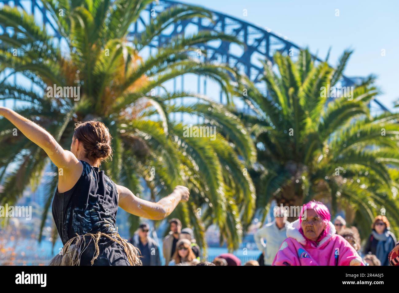 Sydney Australia 27 de mayo de 2023: Como parte de la Semana Nacional de la Reconciliación, se celebró hoy una reunión del Día de lo Sorry Day en el Recinto Tarpeiano en los Jardines Botánicos cerca de la Ópera de Sídney. La gente se reunió para recordar a las generaciones robadas (de los pueblos aborígenes) y crear sanación para los sobrevivientes. Patrocinado por la Corporación Aborígenes Coota Girls, el evento incluyó artesanías musicales y alimentos de arbustos. Con el puente del puerto de Sídney al fondo, el grupo de danza de mariposas Buuja Buuja actuó en la inauguración de la reunión. Crédito: Stephen Dwyer / Alamy Live News Foto de stock