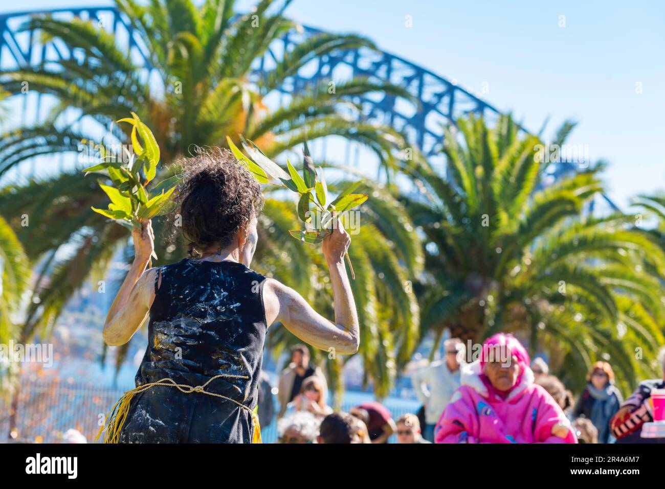 Sydney Australia 27 de mayo de 2023: Como parte de la Semana Nacional de la Reconciliación, se celebró hoy una reunión del Día de lo Sorry Day en el Recinto Tarpeiano en los Jardines Botánicos cerca de la Ópera de Sídney. La gente se reunió para recordar a las generaciones robadas (de los pueblos aborígenes) y crear sanación para los sobrevivientes. Patrocinado por la Corporación Aborígenes Coota Girls, el evento incluyó artesanías musicales y alimentos de arbustos. Con el puente del puerto de Sídney al fondo, el grupo de danza de mariposas Buuja Buuja actuó en la inauguración de la reunión. Crédito: Stephen Dwyer / Alamy Live News Foto de stock