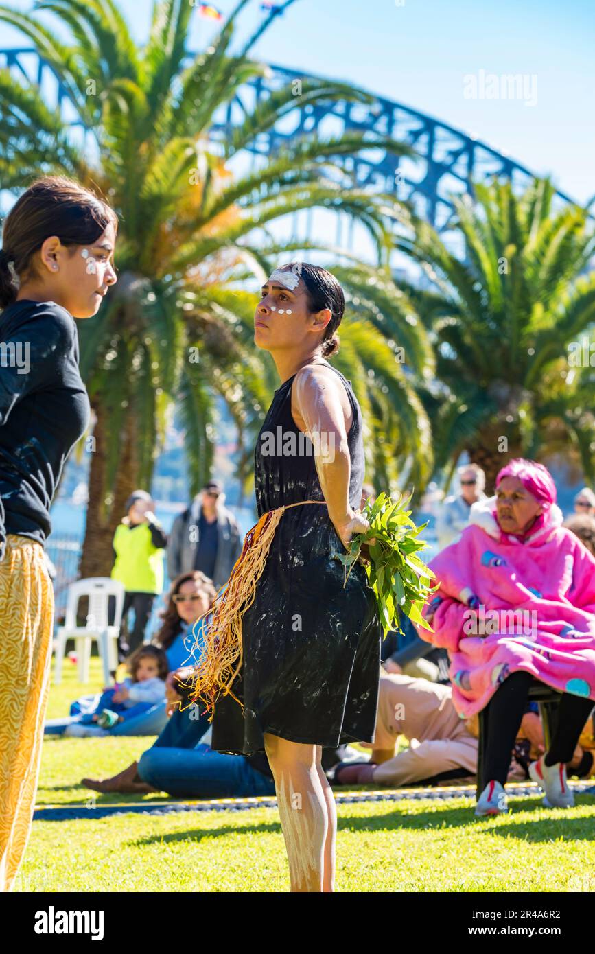 Sydney Australia 27 de mayo de 2023: Como parte de la Semana Nacional de la Reconciliación, se celebró hoy una reunión del Día de lo Sorry Day en el Recinto Tarpeiano en los Jardines Botánicos cerca de la Ópera de Sídney. La gente se reunió para recordar a las generaciones robadas (de los pueblos aborígenes) y crear sanación para los sobrevivientes. Patrocinado por la Corporación Aborígenes Coota Girls, el evento incluyó artesanías musicales y alimentos de arbustos. Con el puente del puerto de Sídney al fondo, el grupo de danza de mariposas Buuja Buuja actuó en la inauguración de la reunión. Crédito: Stephen Dwyer / Alamy Live News Foto de stock