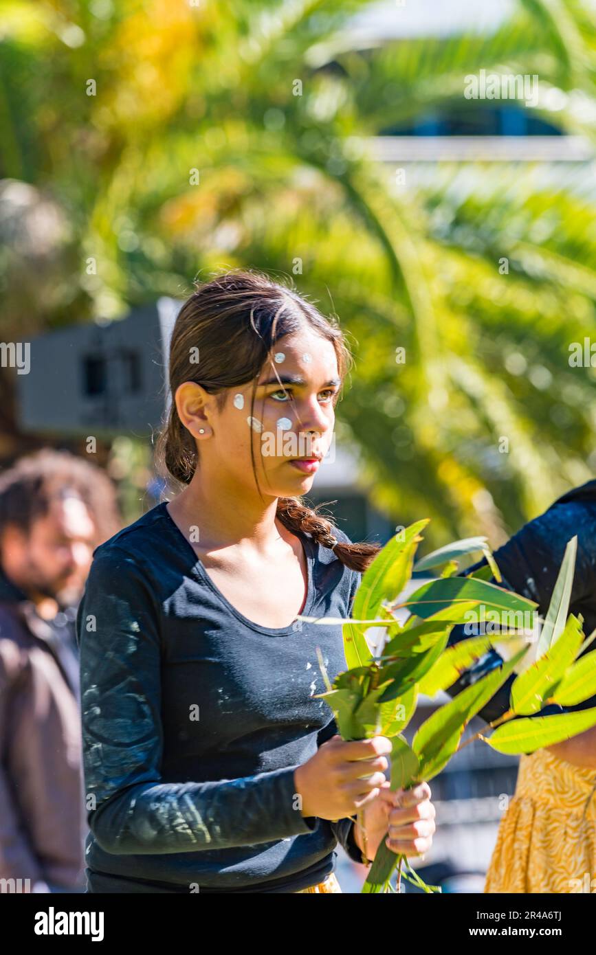 Sydney Australia 27 de mayo de 2023: Como parte de la Semana Nacional de la Reconciliación, se celebró hoy una reunión del Día de lo Sorry Day en el Recinto Tarpeiano en los Jardines Botánicos cerca de la Ópera de Sídney. La gente se reunió para recordar a las generaciones robadas (de los pueblos aborígenes) y crear sanación para los sobrevivientes. Patrocinado por la Corporación Aborígenes Coota Girls, el evento incluyó artesanías musicales y alimentos de arbustos. El Grupo de Baile de Mariposas Buuja Buuja actuó en la inauguración de la reunión. Crédito: Stephen Dwyer / Alamy Live News Foto de stock