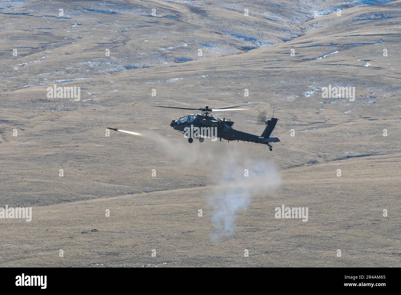 Soldados asignados al Batallón de Ataque 1-229, 16th Brigada de Aviación de Combate disparan un misil AGM-114 Hellfire desde su helicóptero AH-64E Apache en el Centro de Entrenamiento de Yakima, Washington el 24 de enero de 2023. EE.UU Foto del ejército por el capitán Kyle Abraham, 16th.ª Brigada de Aviación de Combate Foto de stock