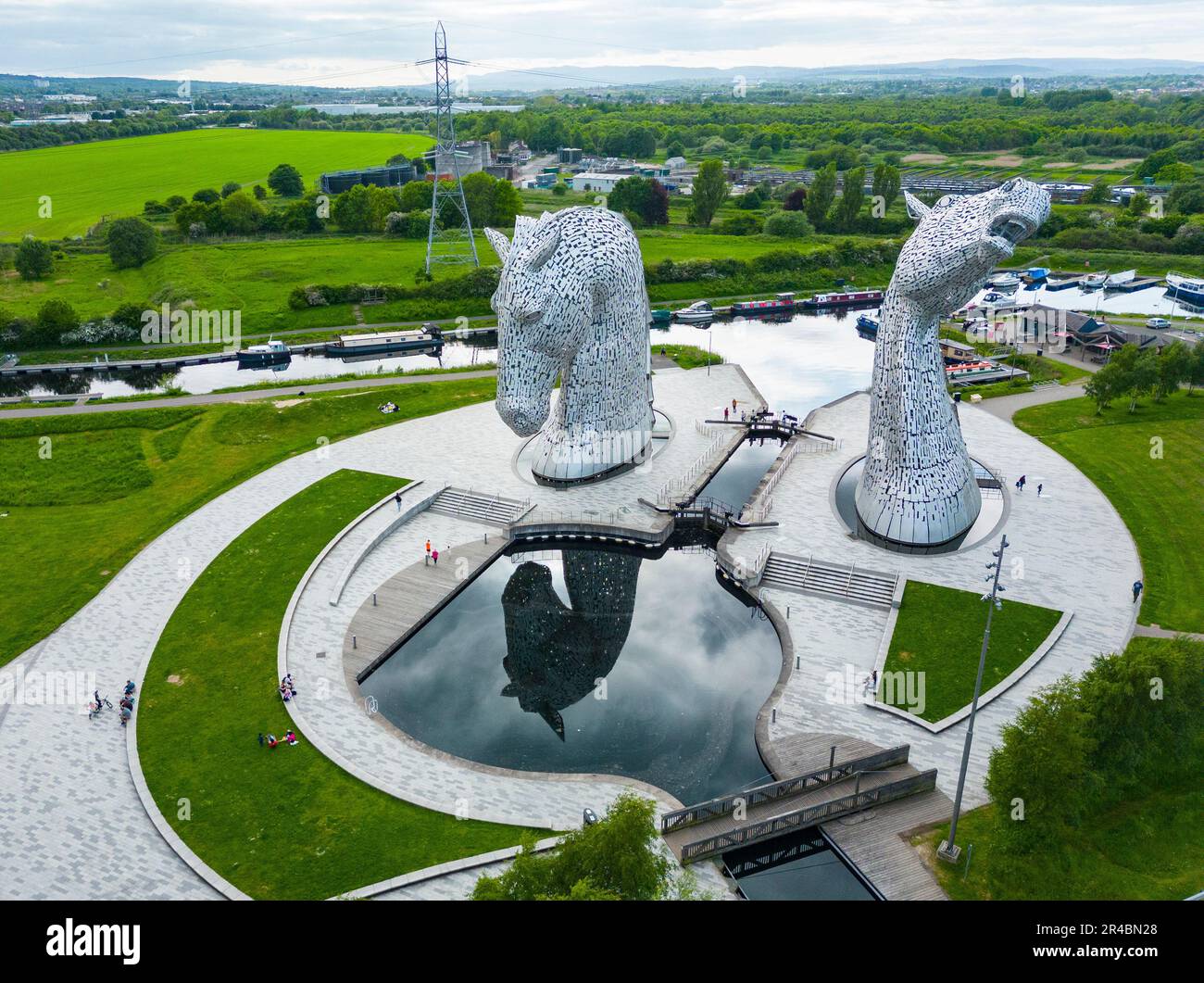 Vista aérea de las esculturas de caballos Kelpies en el parque Helix en Falkirk, Escocia, Reino Unido Foto de stock