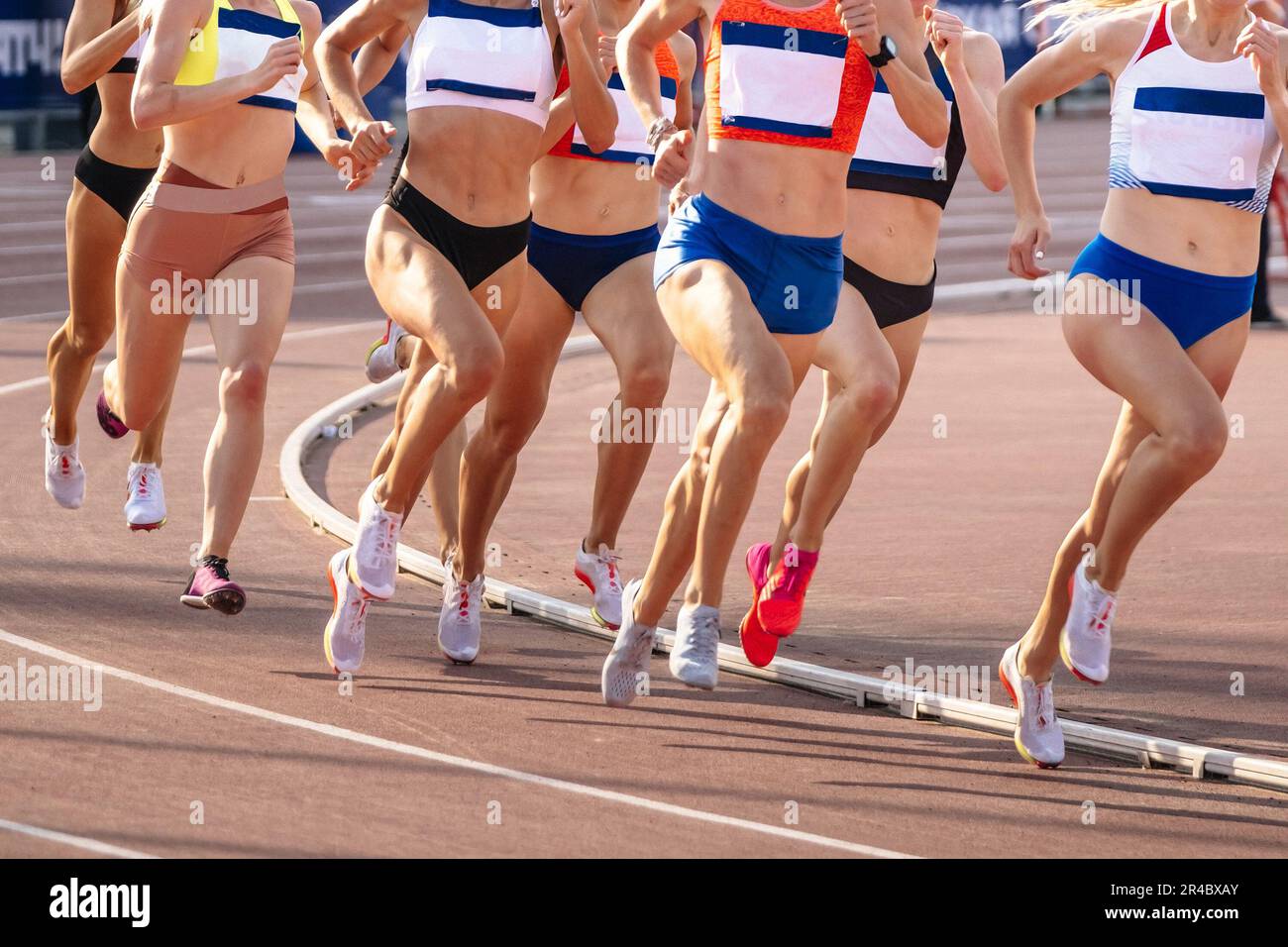 grupo de mujeres corredores atletas corriendo 800 metros en campeonatos de atletismo de verano Foto de stock