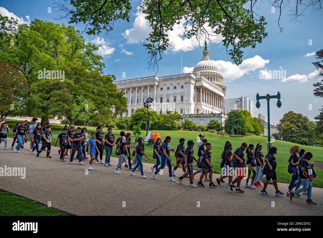 Washington, DC - Los estudiantes de quinto y sexto grado de Nueva Orleans pasan por los Estados Unidos Capitolio durante una visita a Washington. Foto de stock