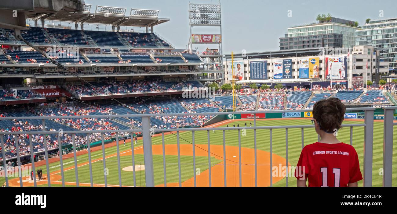 Washington, DC - Un niño espera el comienzo de un partido de béisbol entre los Tigres de Detroit y los Nacionales de Washington en el Parque Nacional. Foto de stock