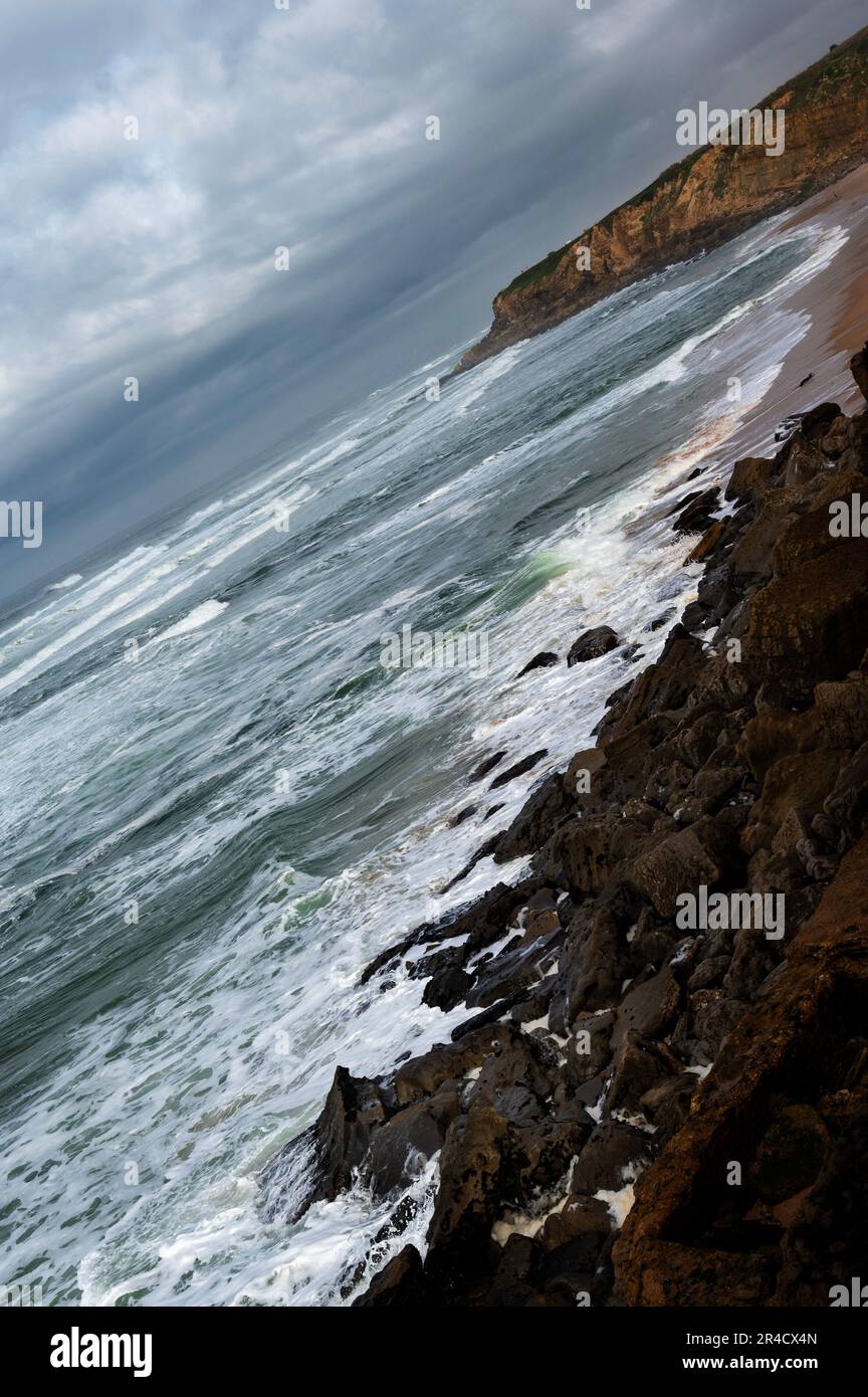 Las olas llegan a la costa en un día tormentoso Foto de stock