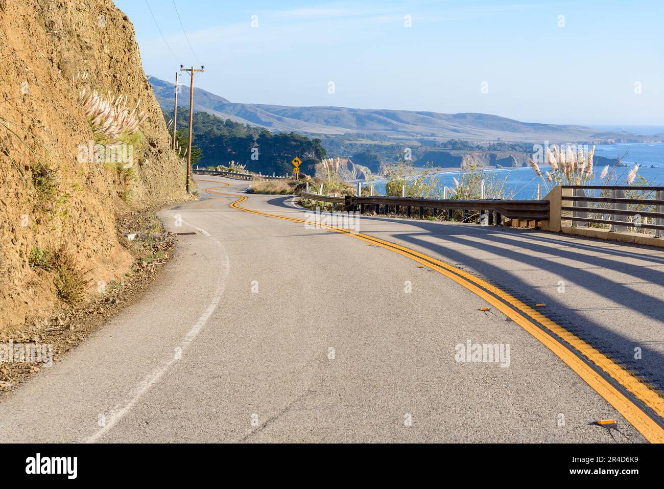Carretera de la costa sinuosa vacía en un soleado día de otoño Foto de stock