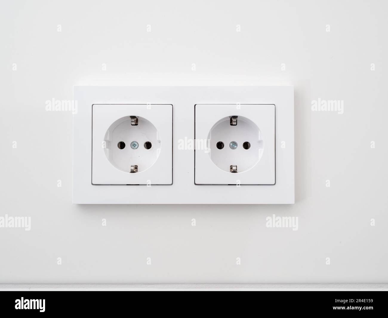 Enchufes modernos en la pared. Conectores hembra europeos Fotografía de  stock - Alamy