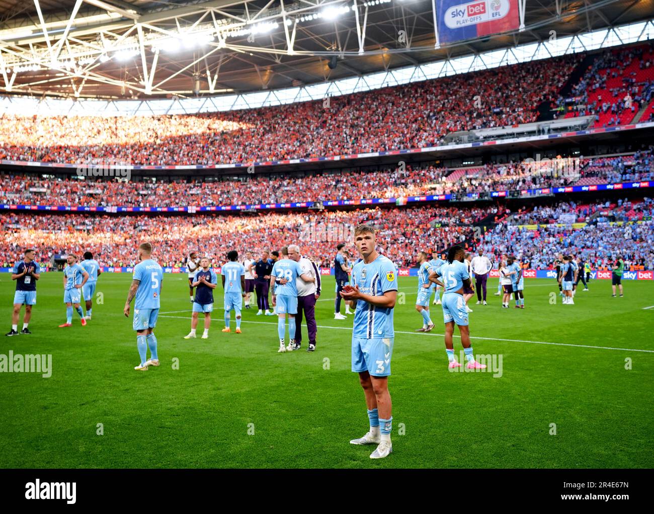 Callum Doyle, de Coventry City, aplaude a los aficionados al final del play-off del Sky Bet Championship en el Wembley Stadium, Londres. Fecha de la fotografía: Sábado 27 de mayo de 2023. Foto de stock